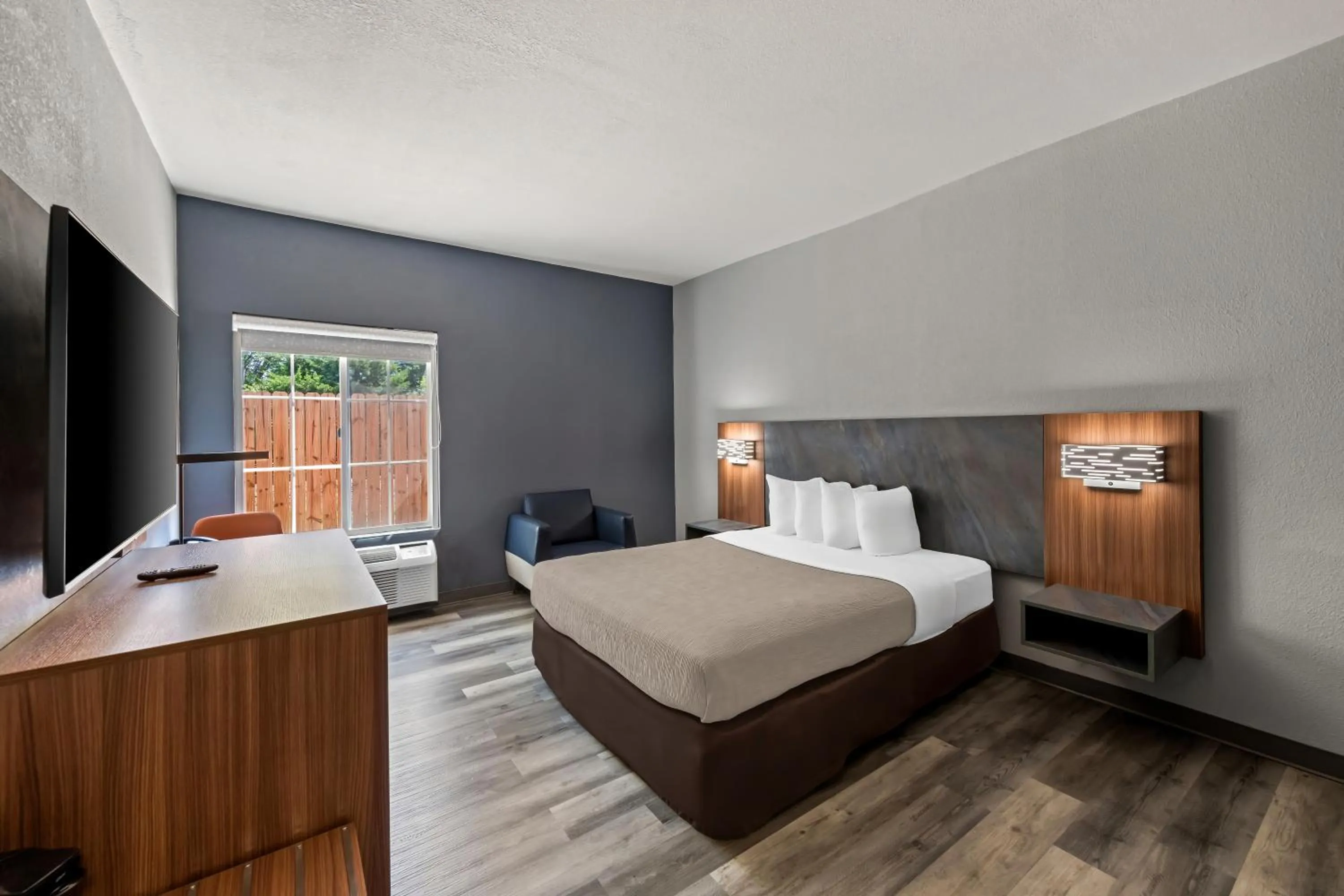 Bed in Quality Inn & Suites Manhattan