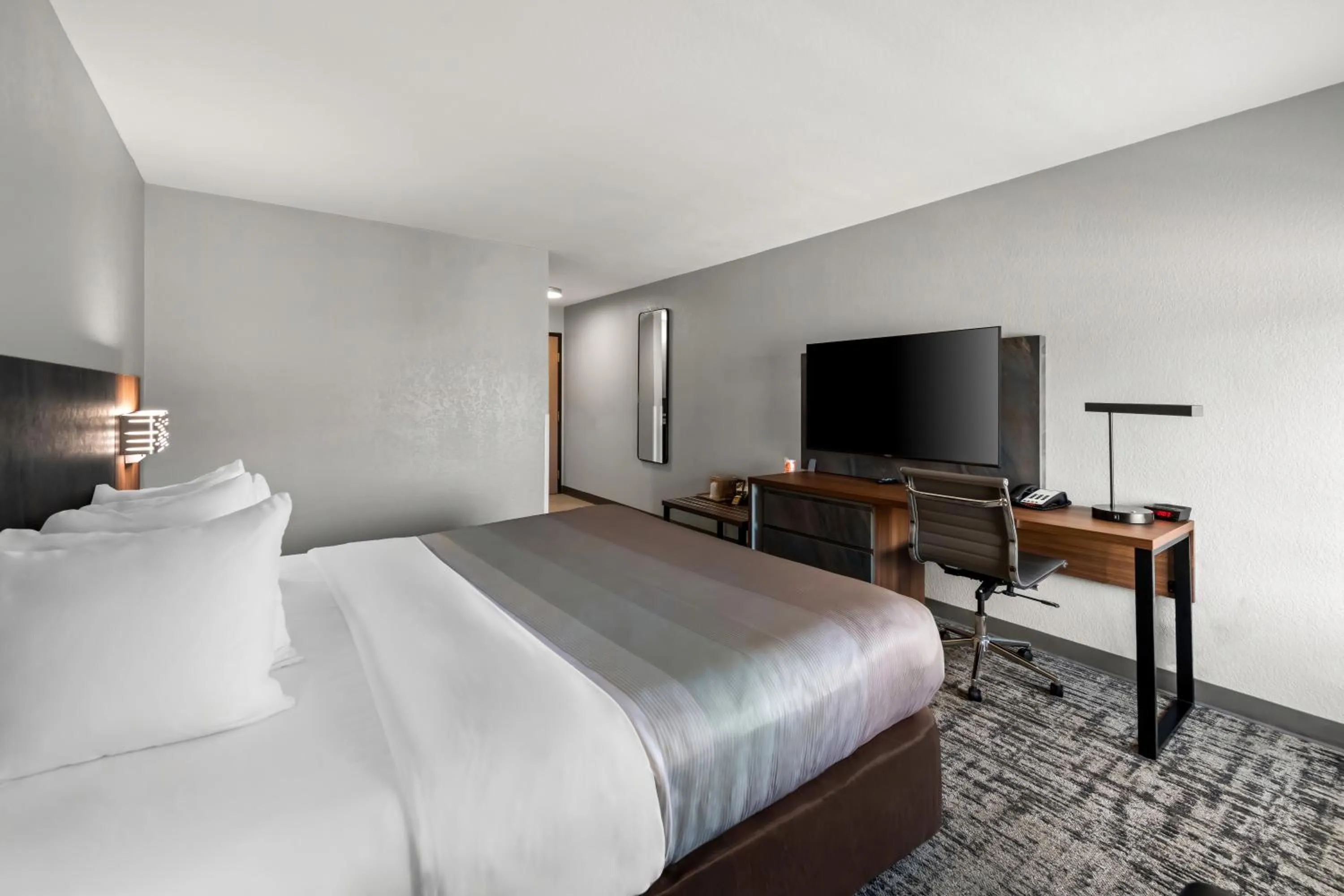 Bed in Quality Inn & Suites Manhattan