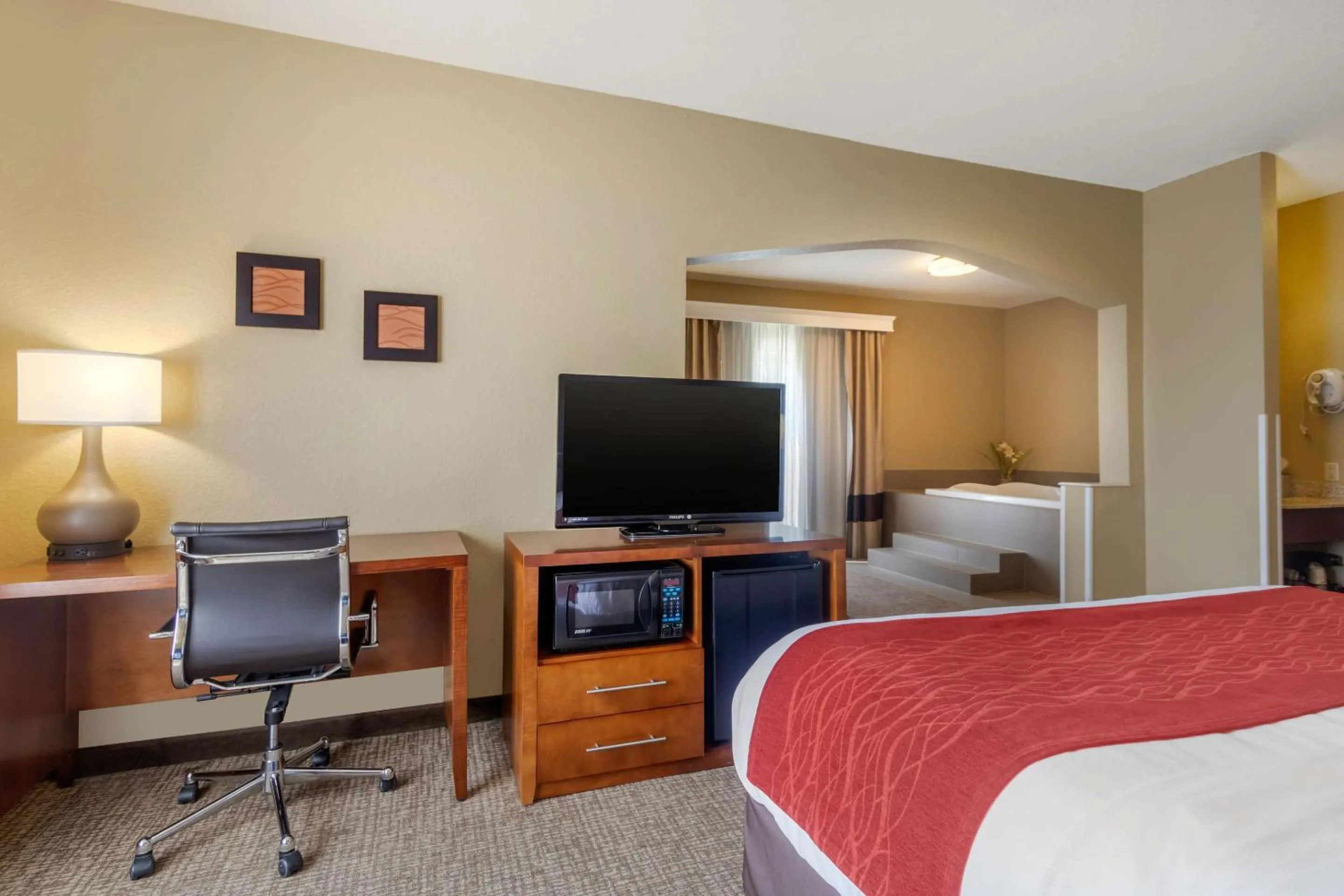 Bedroom, Bed in Comfort Inn & Suites Pittsburg KS