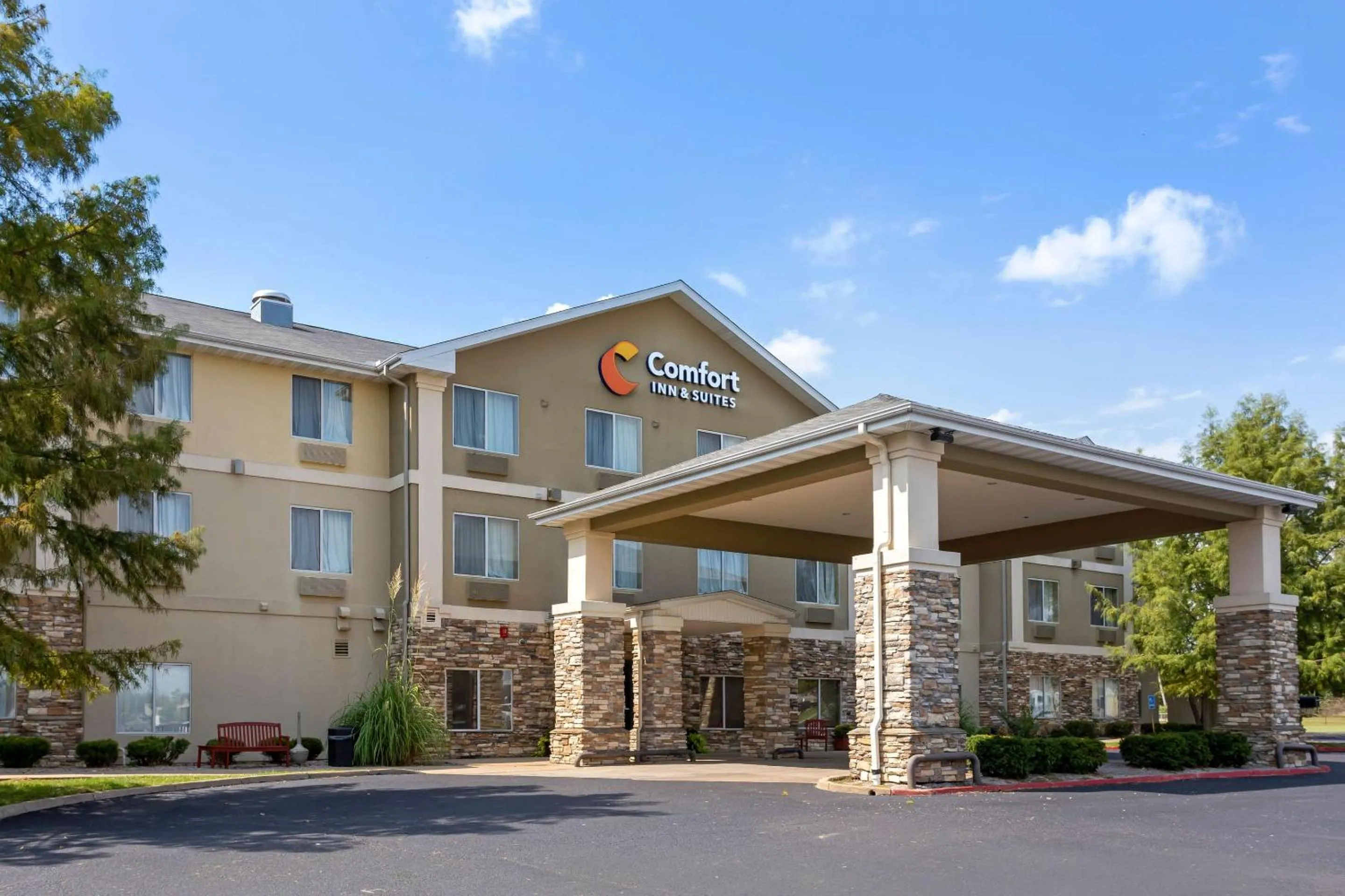 Property building in Comfort Inn & Suites Pittsburg KS