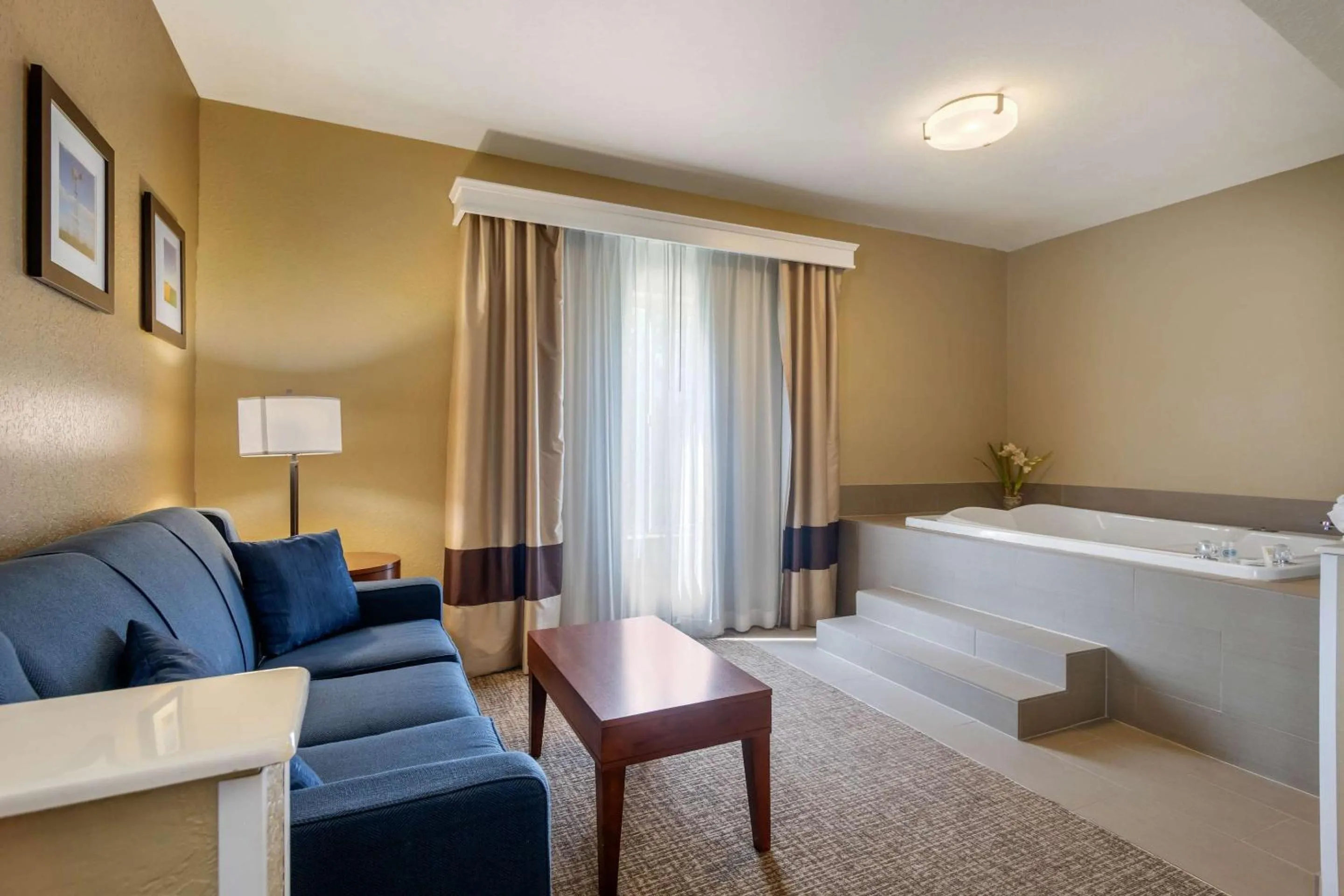 Bedroom, Bed in Comfort Inn & Suites Pittsburg KS