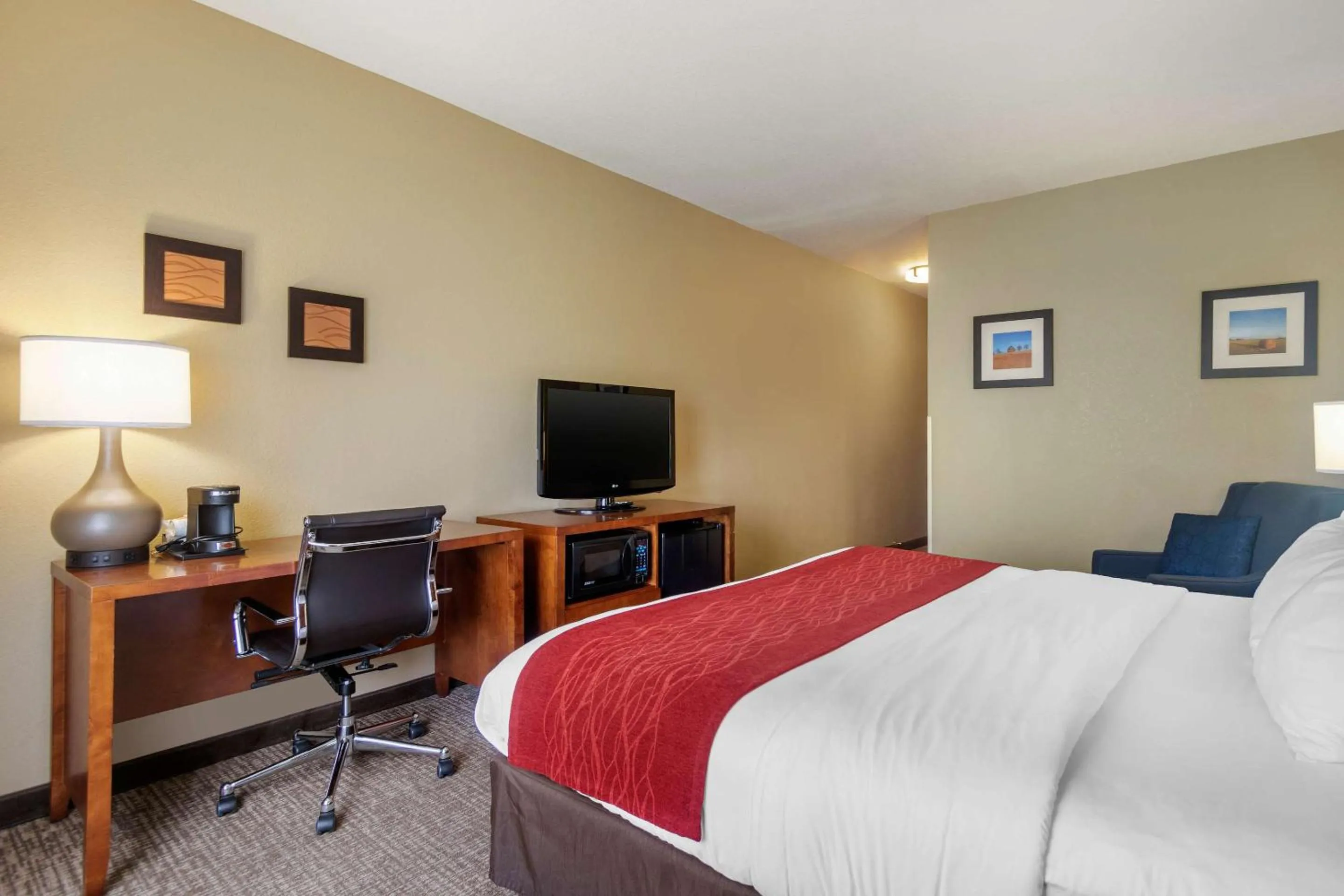 Bedroom, Bed in Comfort Inn & Suites Pittsburg KS