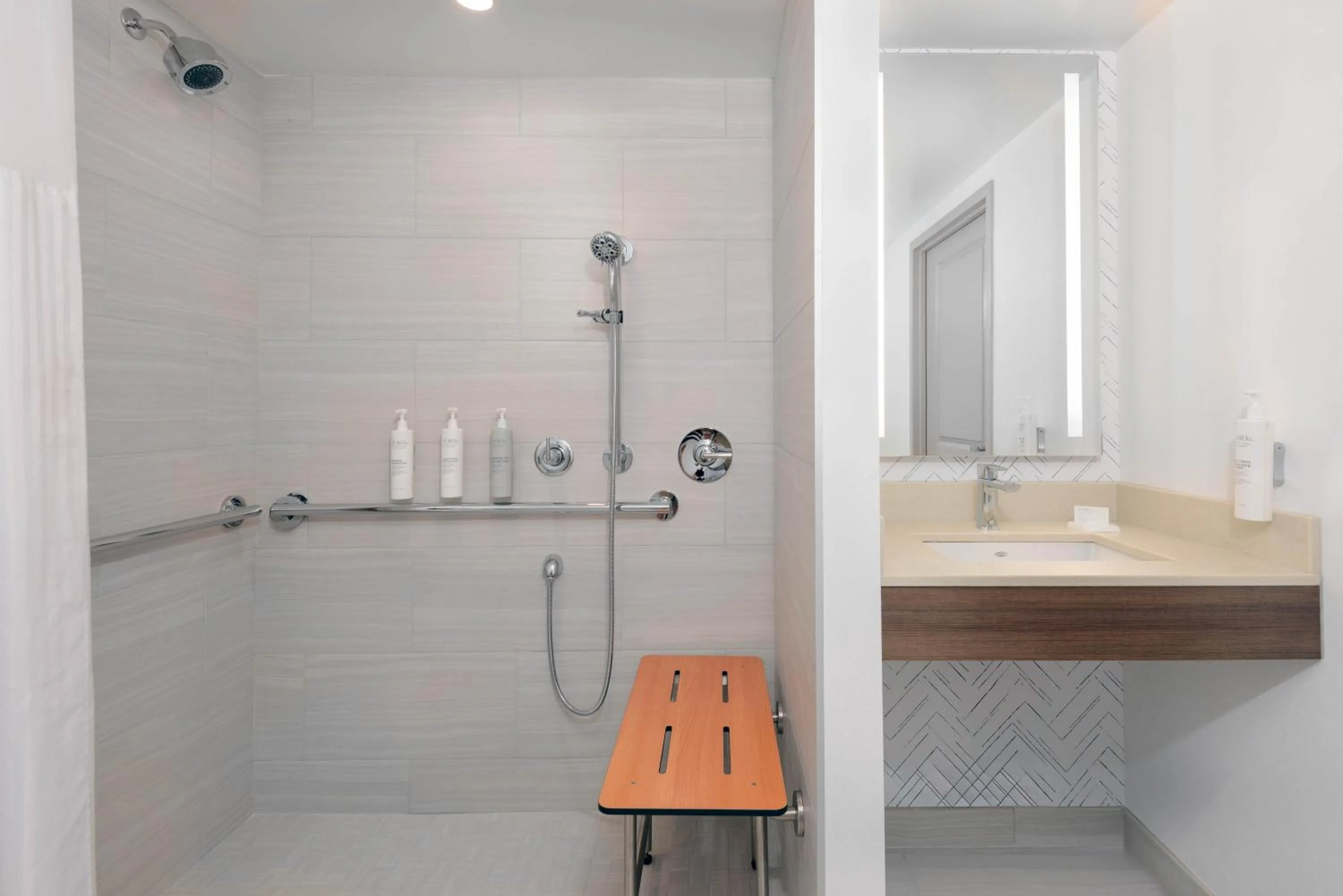 Bathroom in Hilton Garden Inn Buffalo Airport