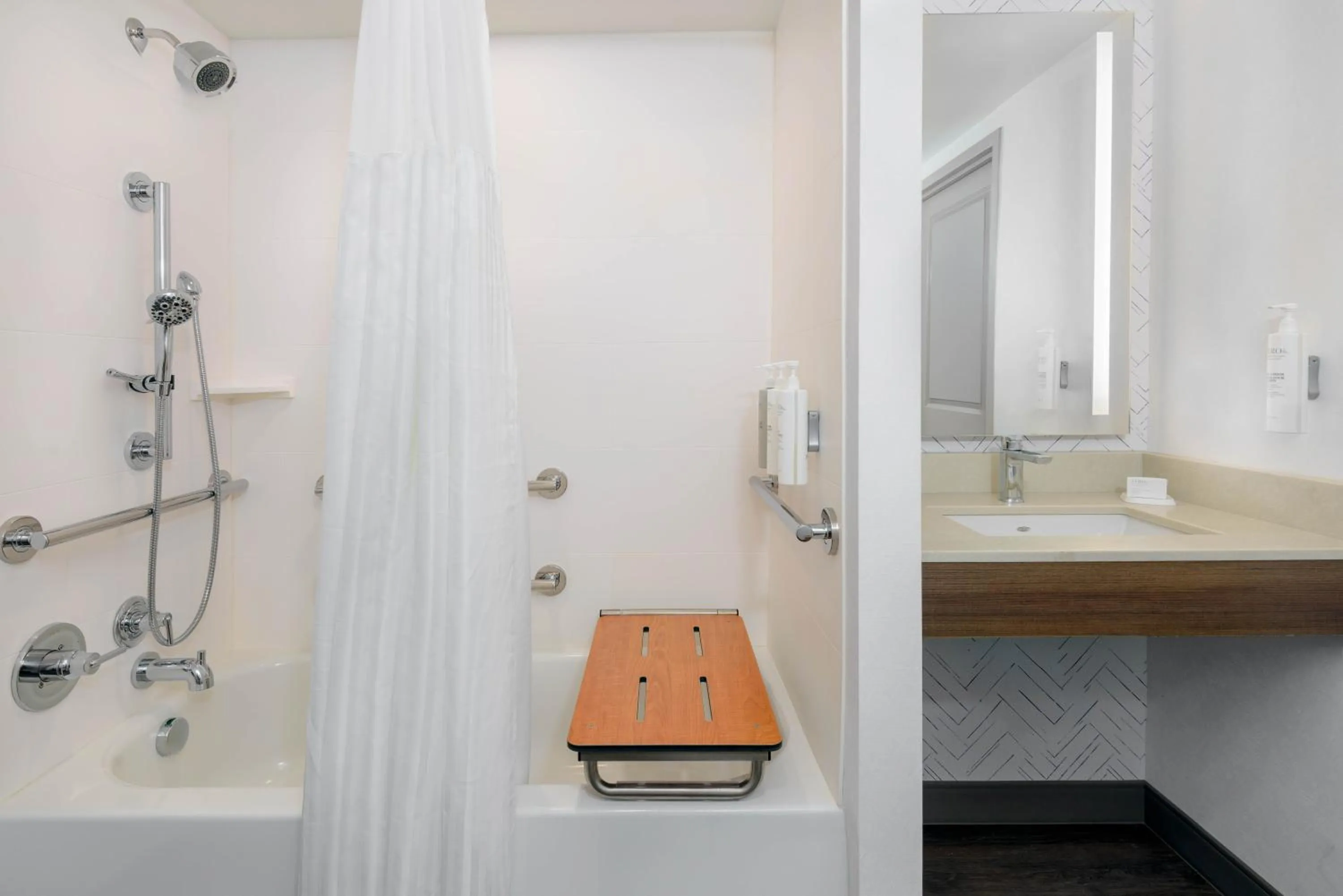 Bathroom in Hilton Garden Inn Buffalo Airport