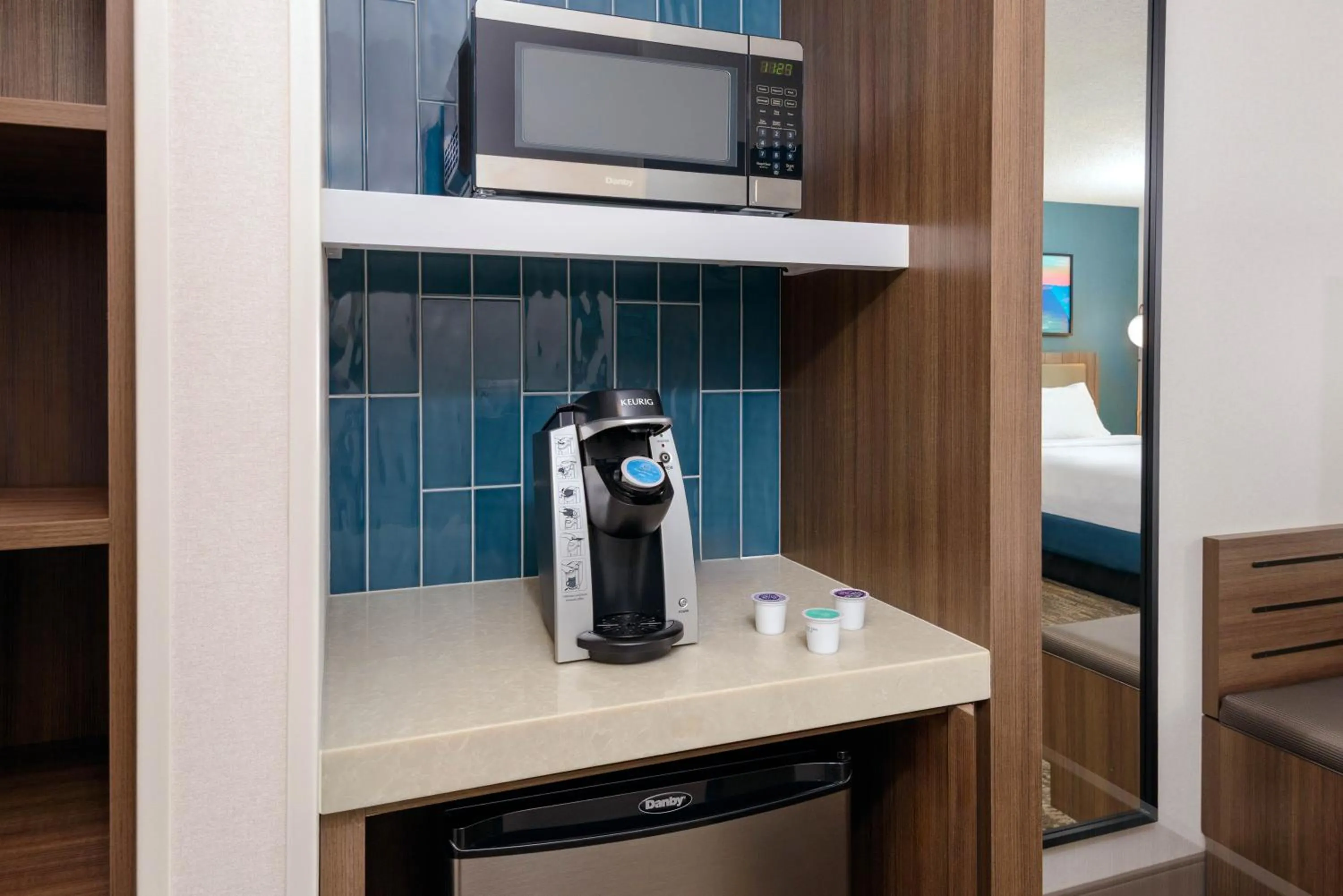 Coffee/tea facilities, Bed in Hilton Garden Inn Buffalo Airport