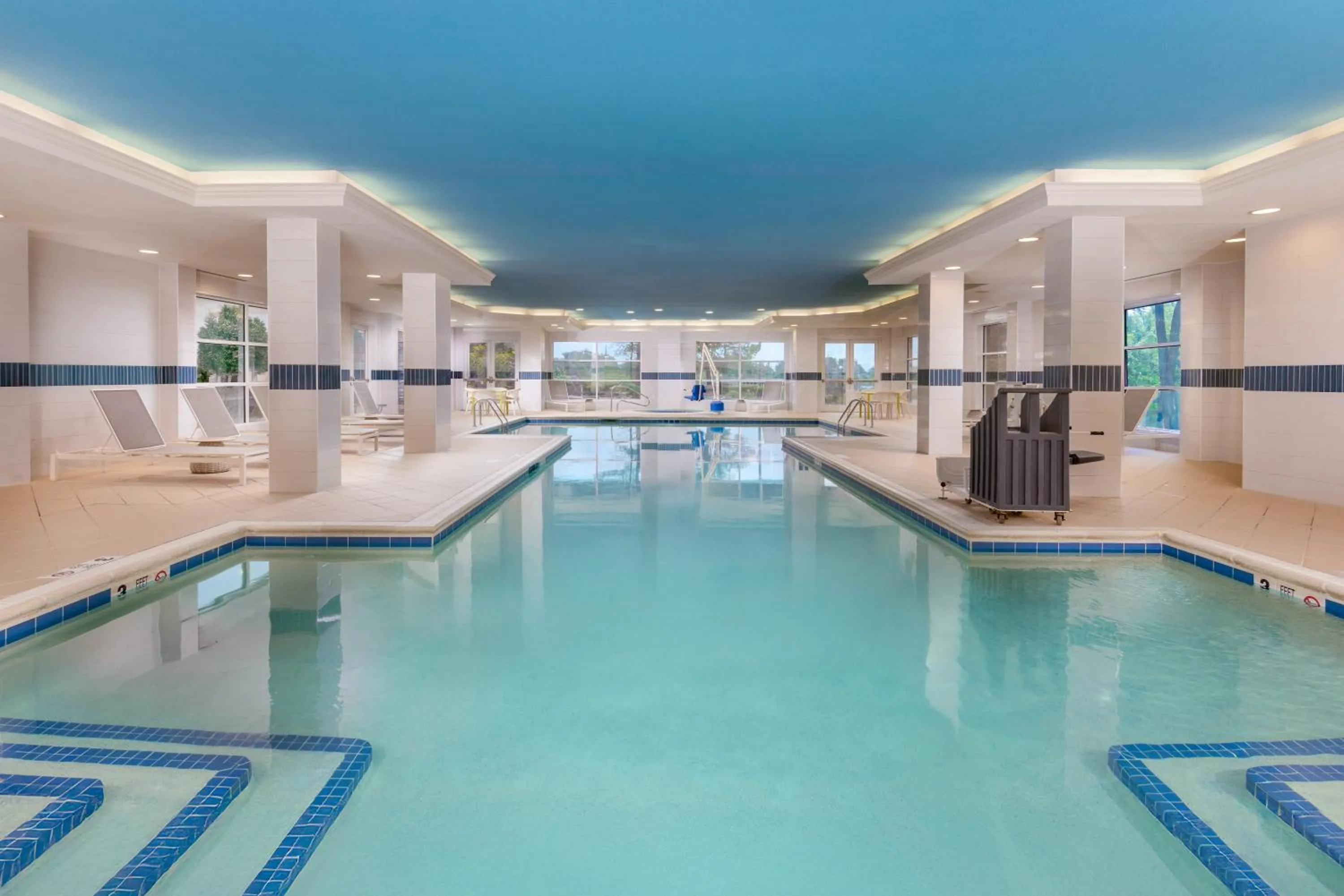 Swimming pool in Hilton Garden Inn Buffalo Airport