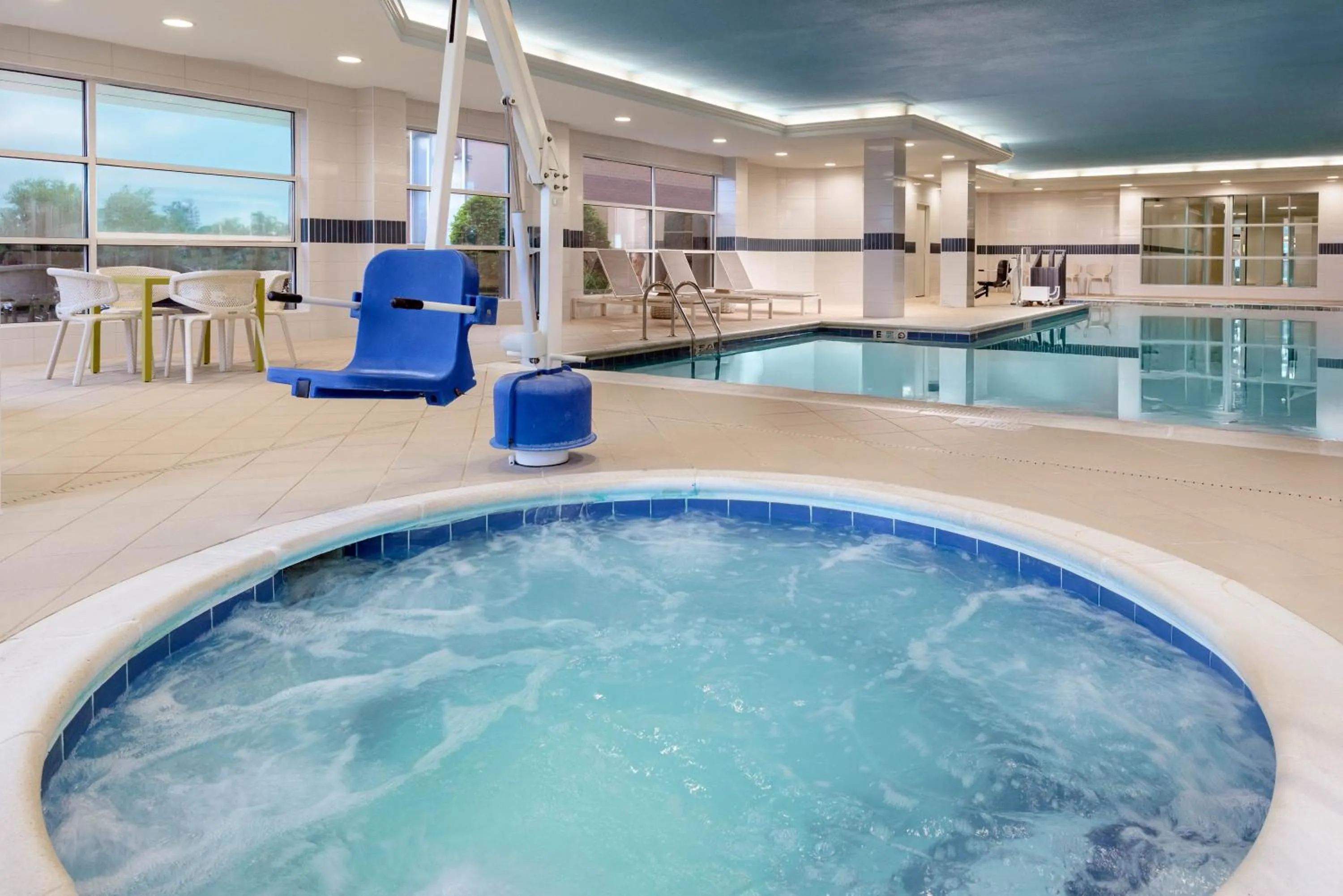 Swimming pool in Hilton Garden Inn Buffalo Airport