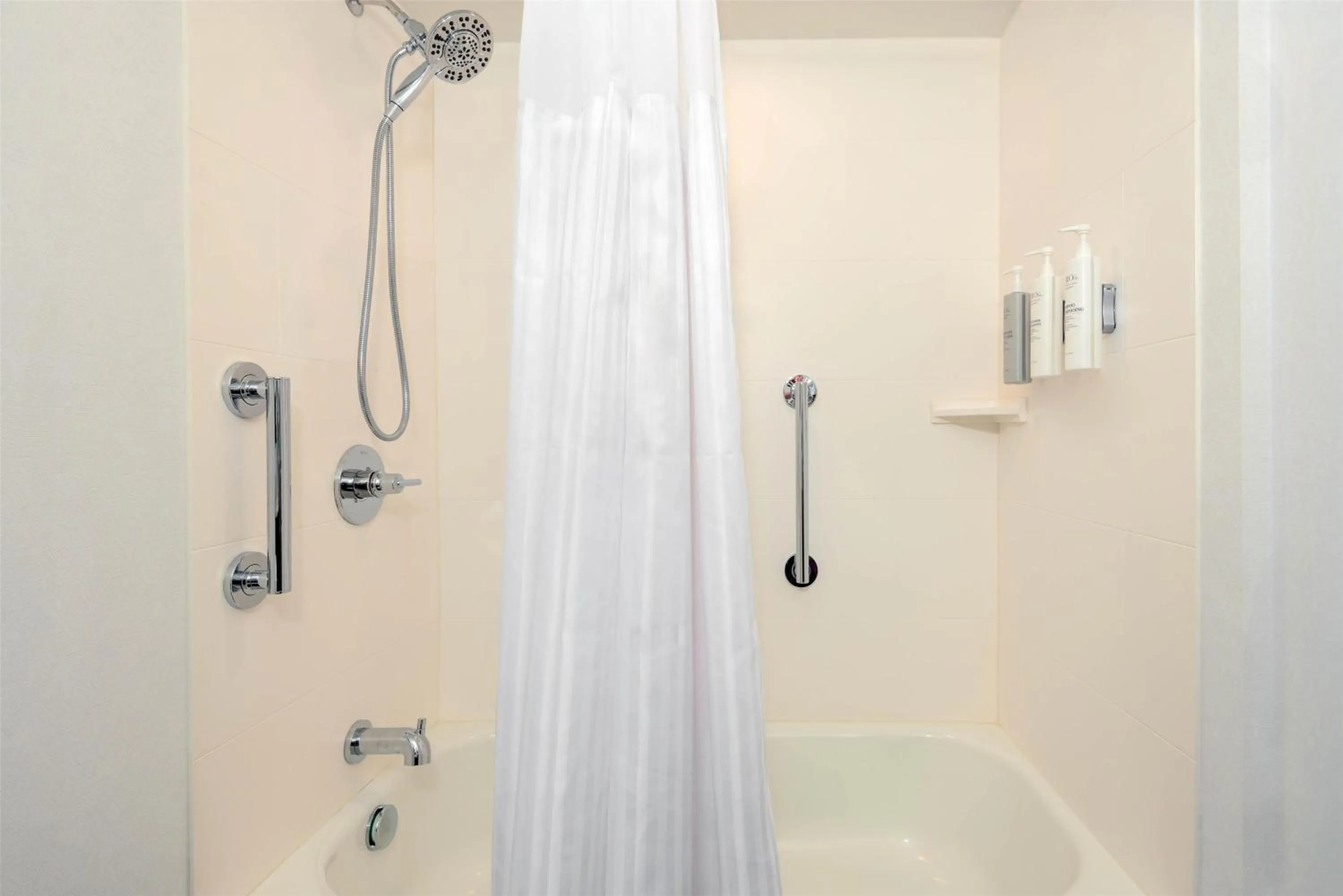 Bathroom in Hilton Garden Inn Buffalo Airport