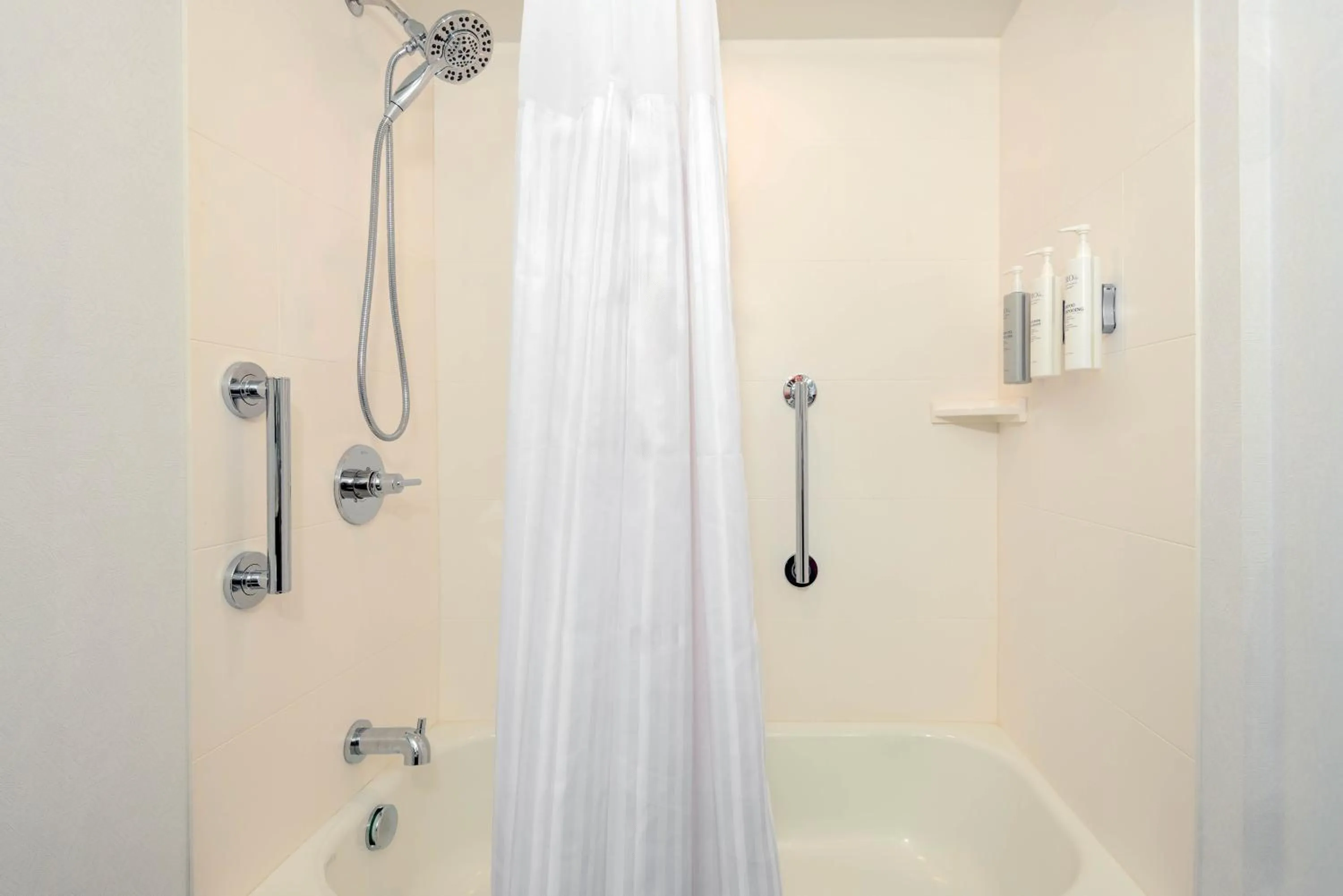 Bathroom in Hilton Garden Inn Buffalo Airport