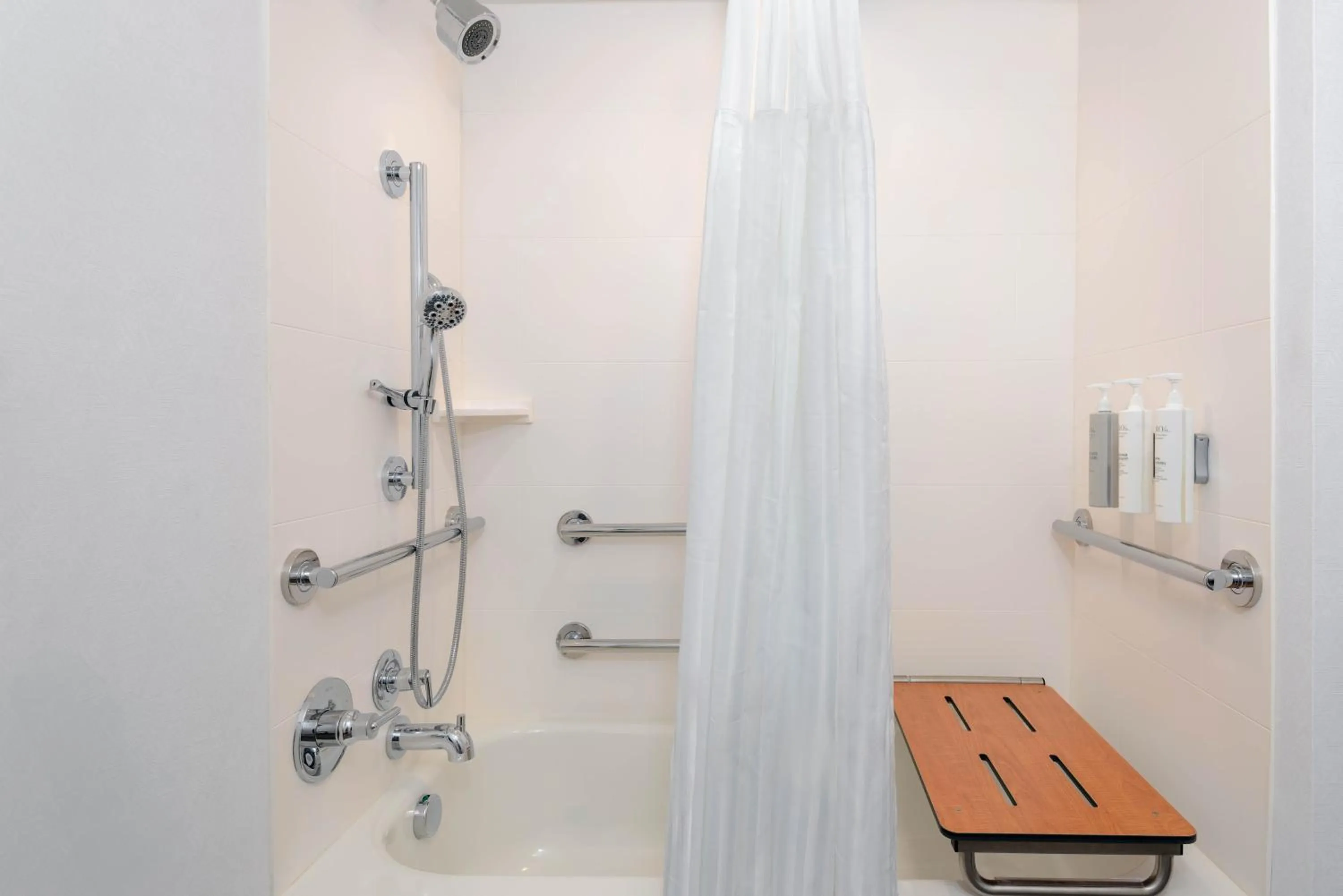 Bathroom in Hilton Garden Inn Buffalo Airport