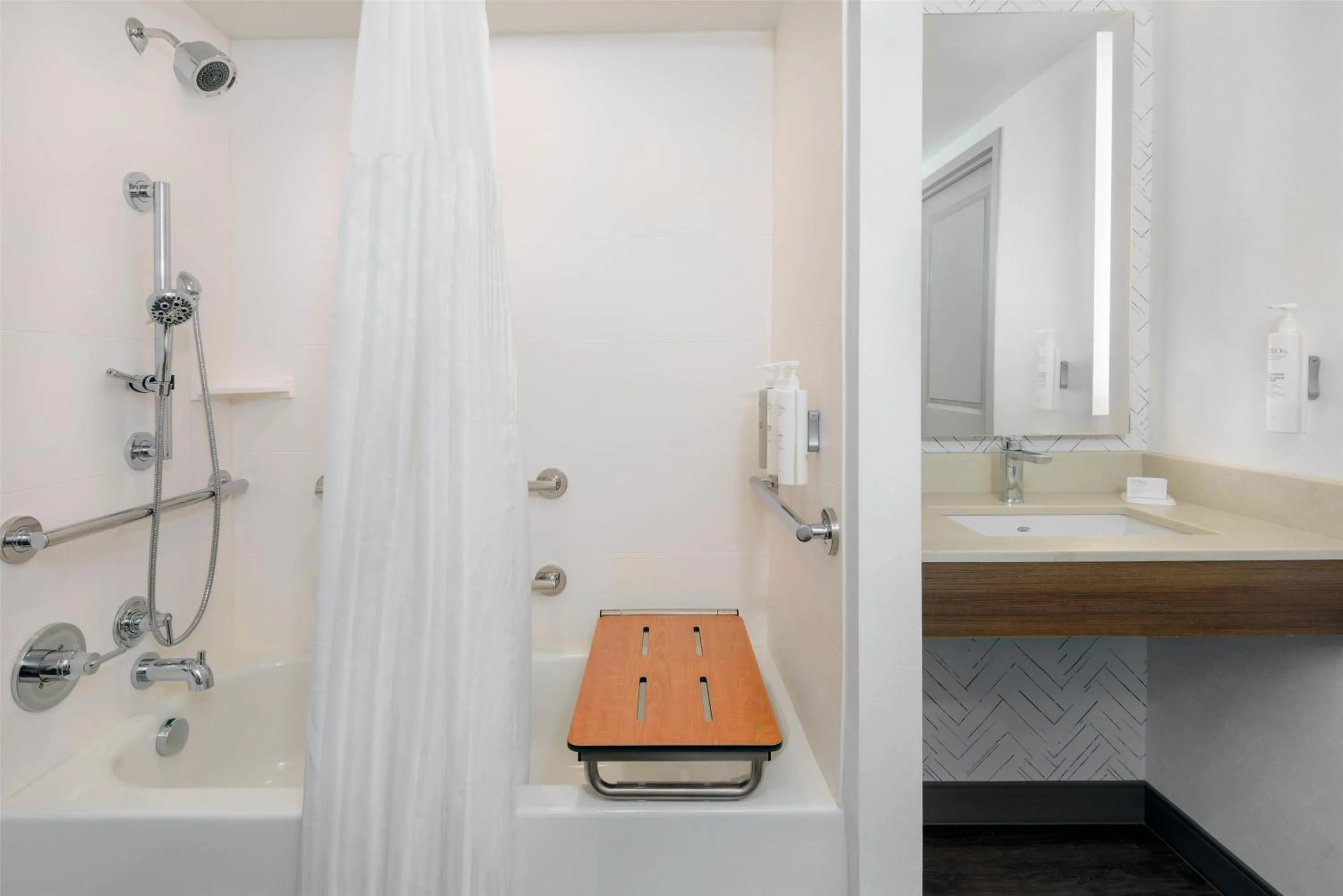 Bathroom in Hilton Garden Inn Buffalo Airport