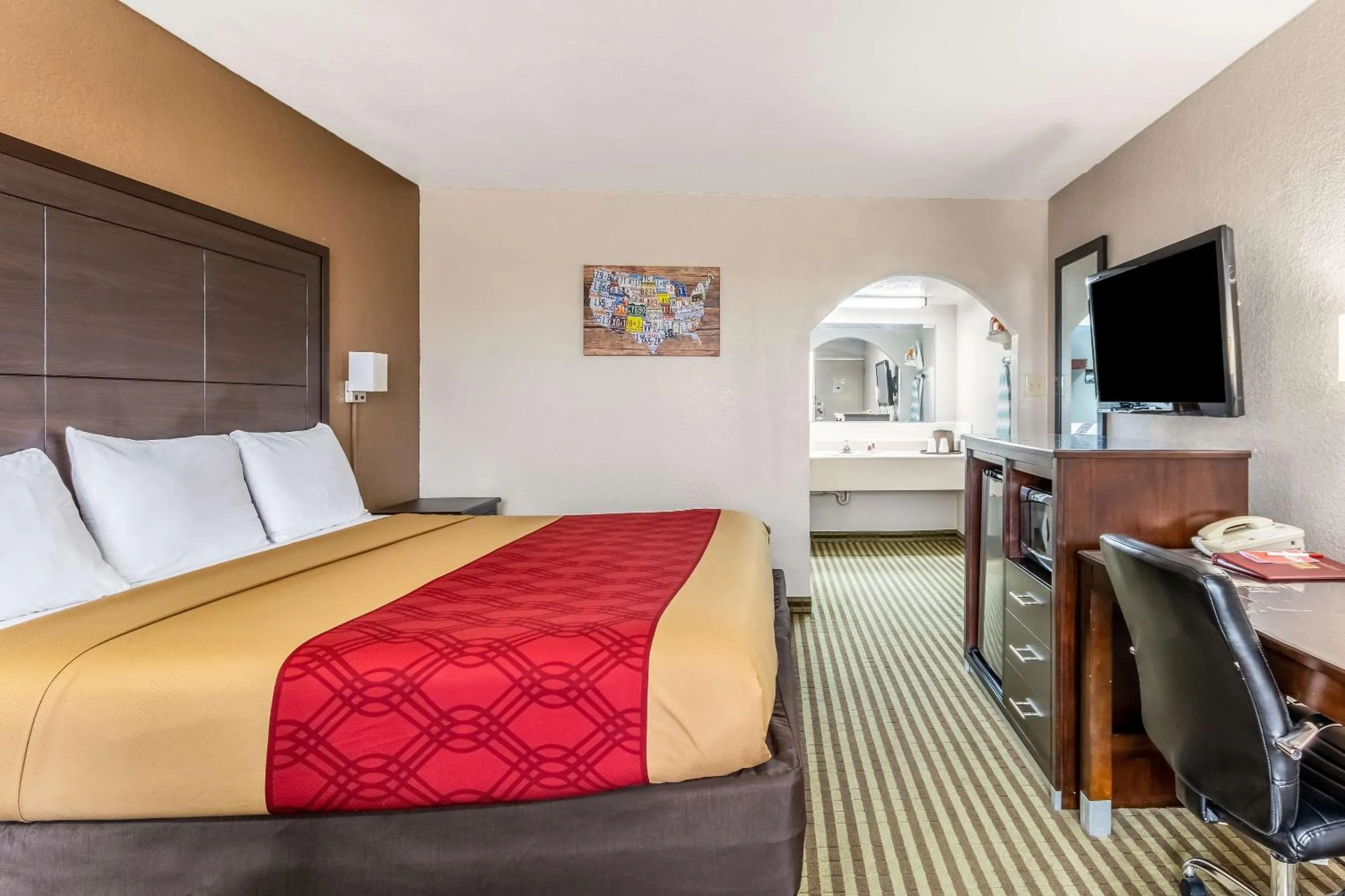 Bedroom, Bed in Econo Lodge Winfield