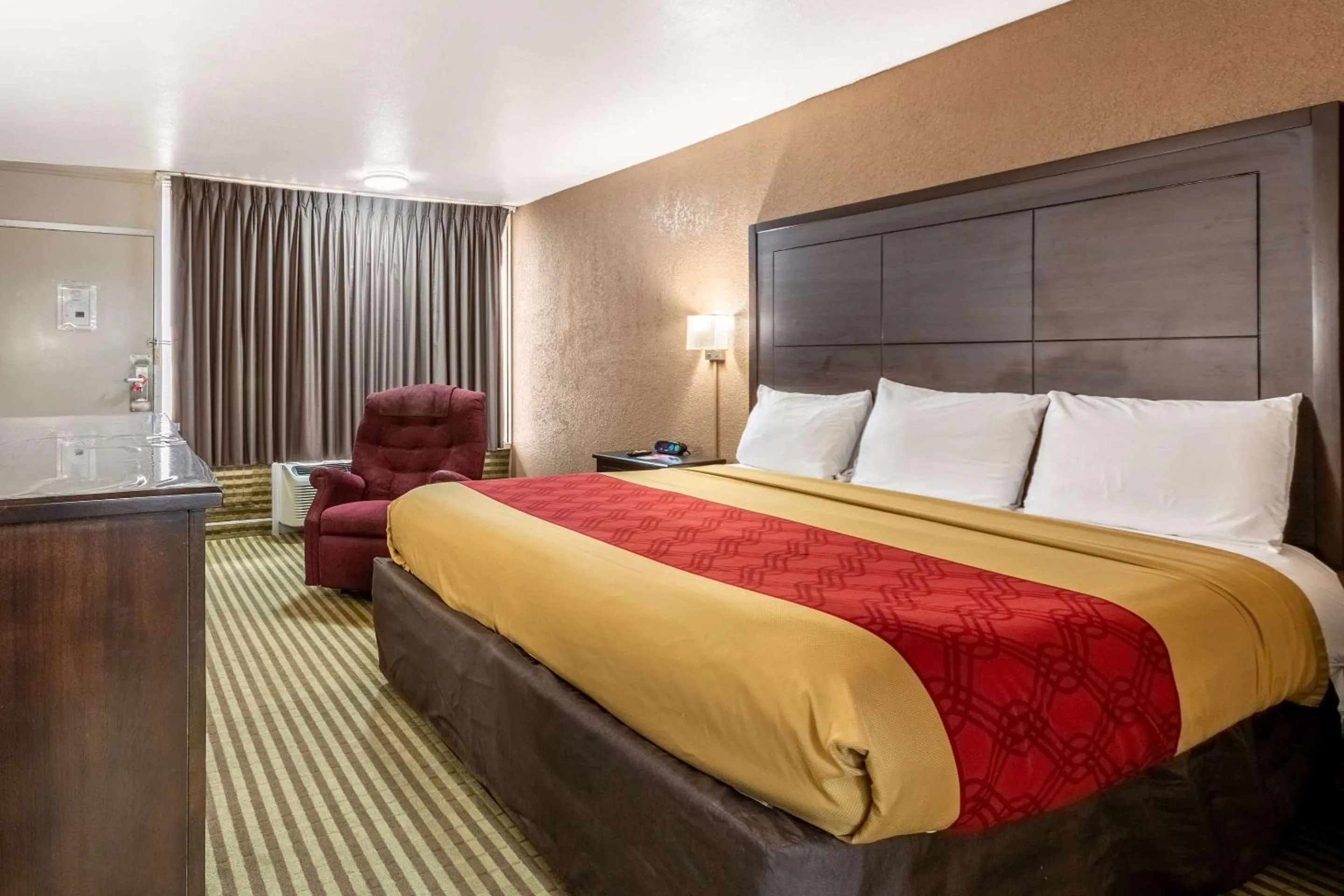 Bedroom, Bed in Econo Lodge Winfield