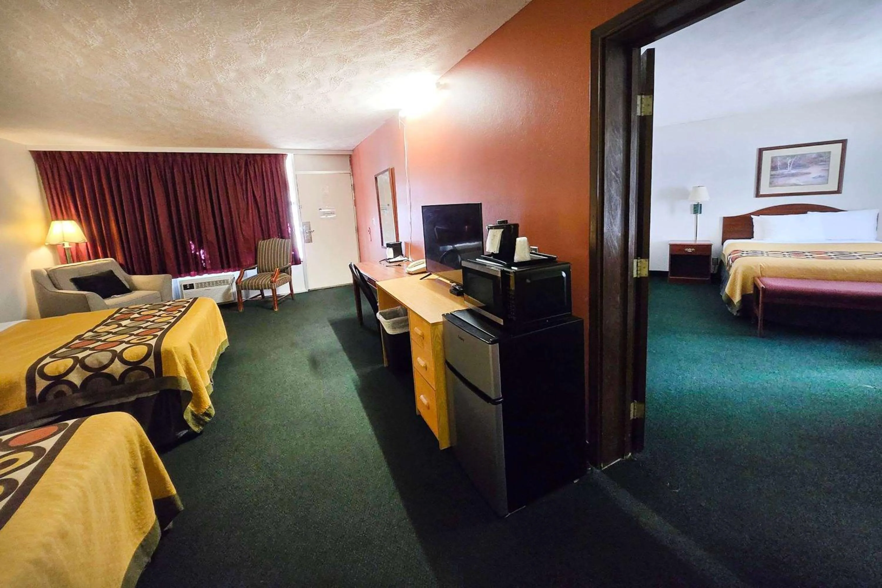 Photo of the whole room, Bed in Travelodge by Wyndham Oakley