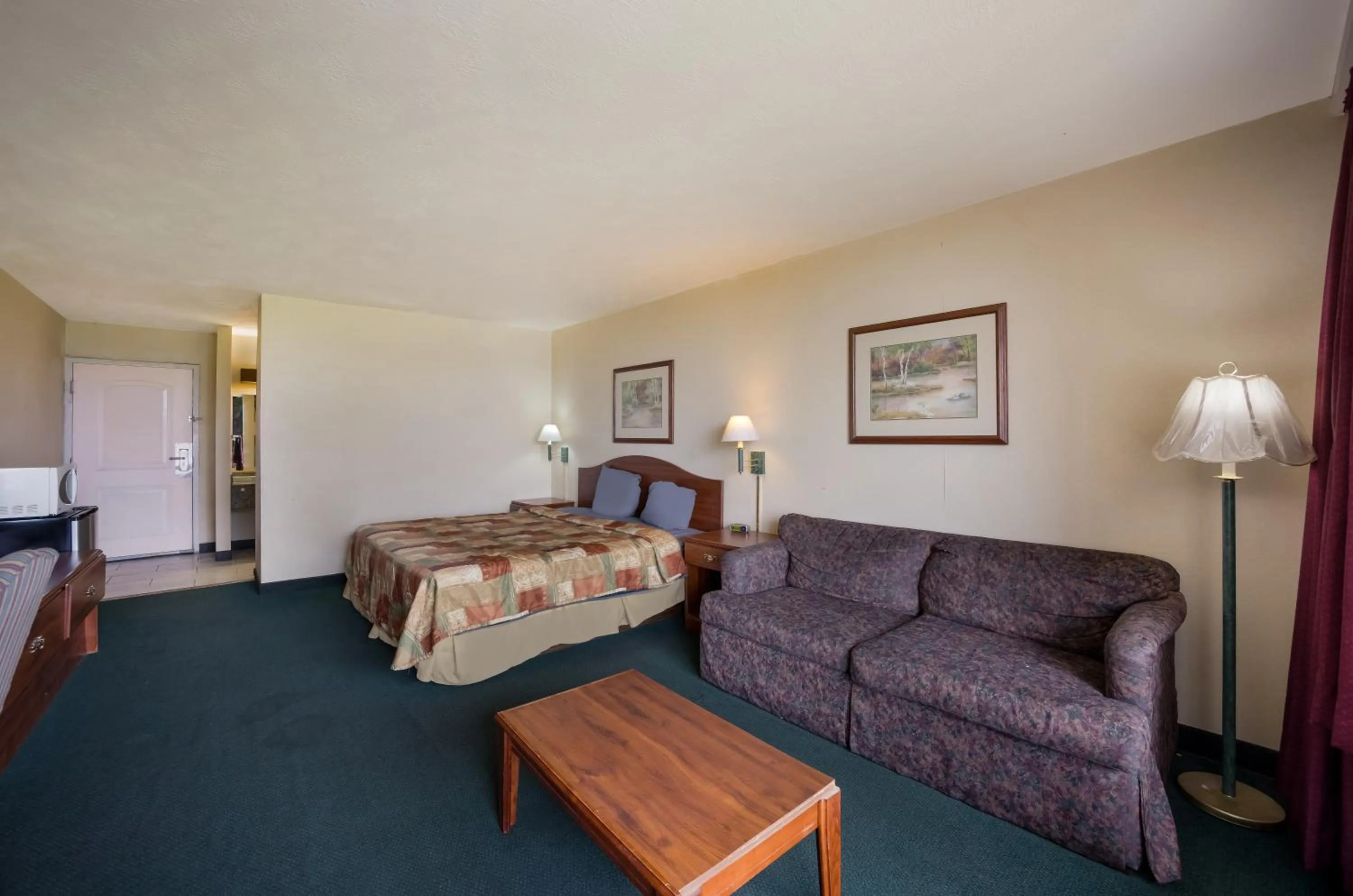 Photo of the whole room in Travelodge by Wyndham Oakley