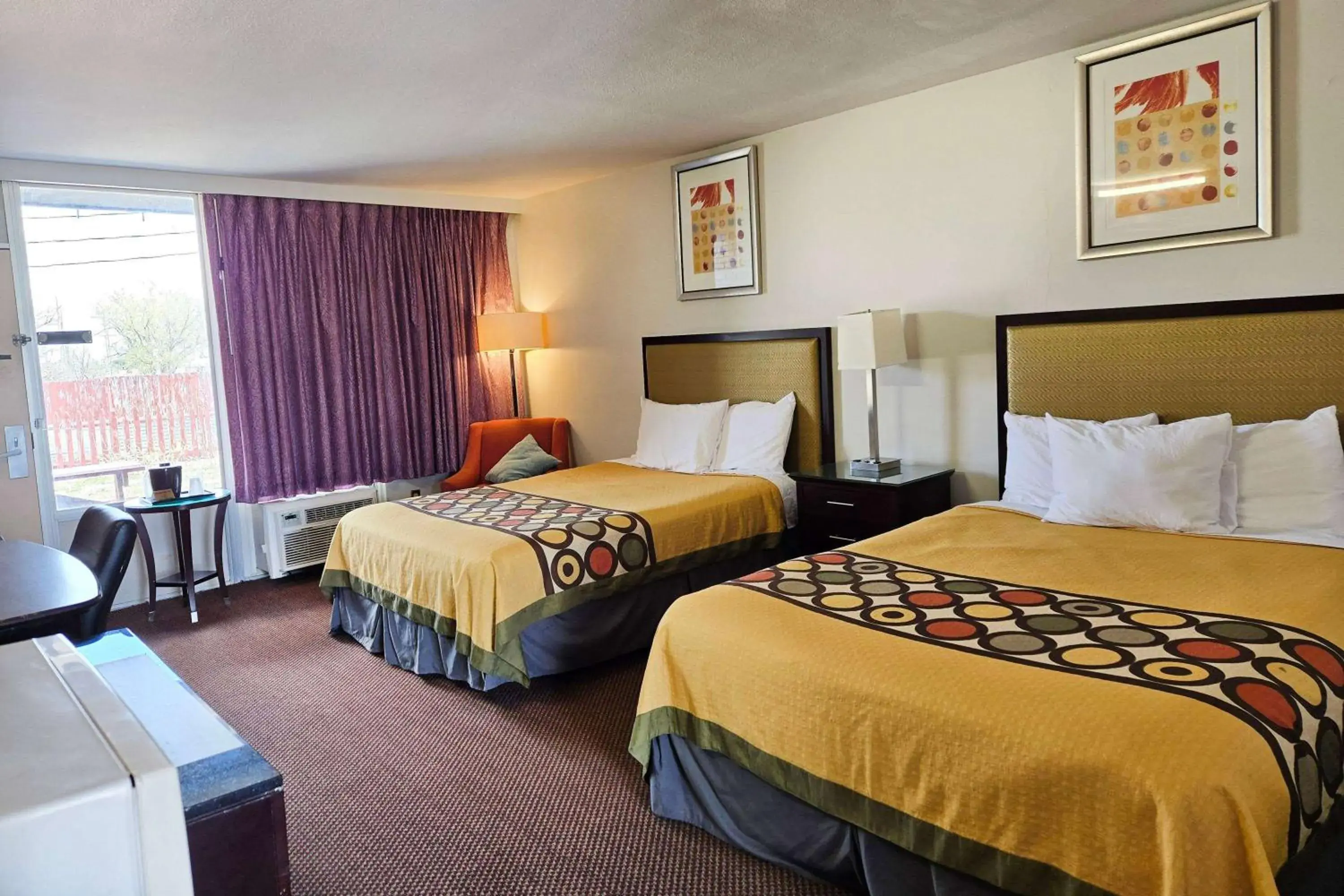 Photo of the whole room, Bed in Travelodge by Wyndham Oakley Photo of the whole room, Bed in Travelodge by Wyndham Oakley
