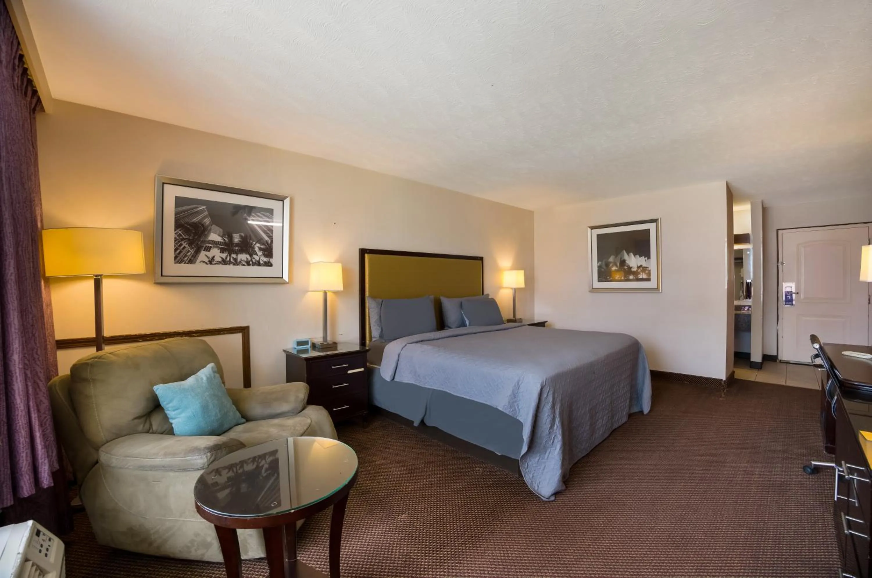 Photo of the whole room, Bed in Travelodge by Wyndham Oakley