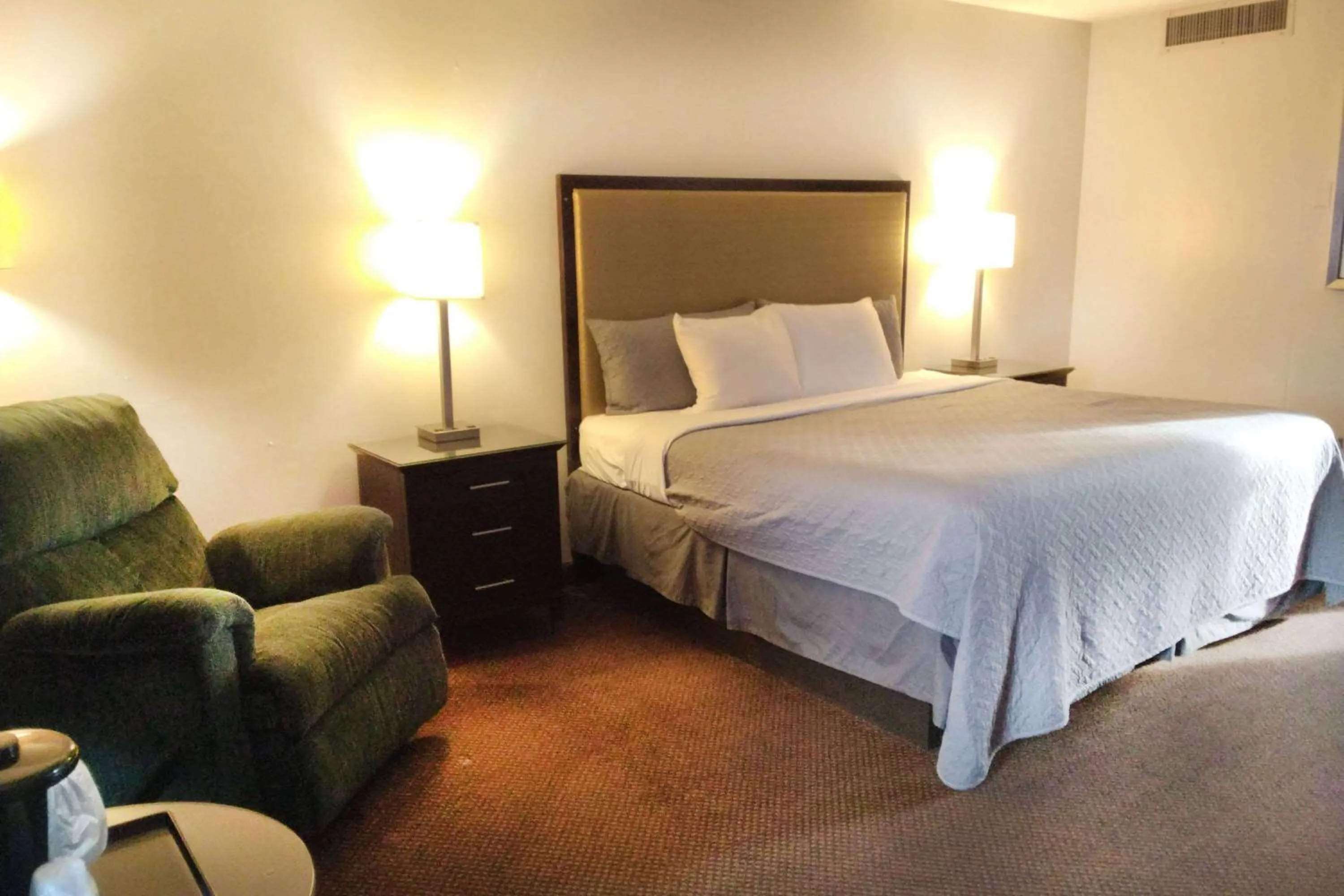 Photo of the whole room, Bed in Travelodge by Wyndham Oakley