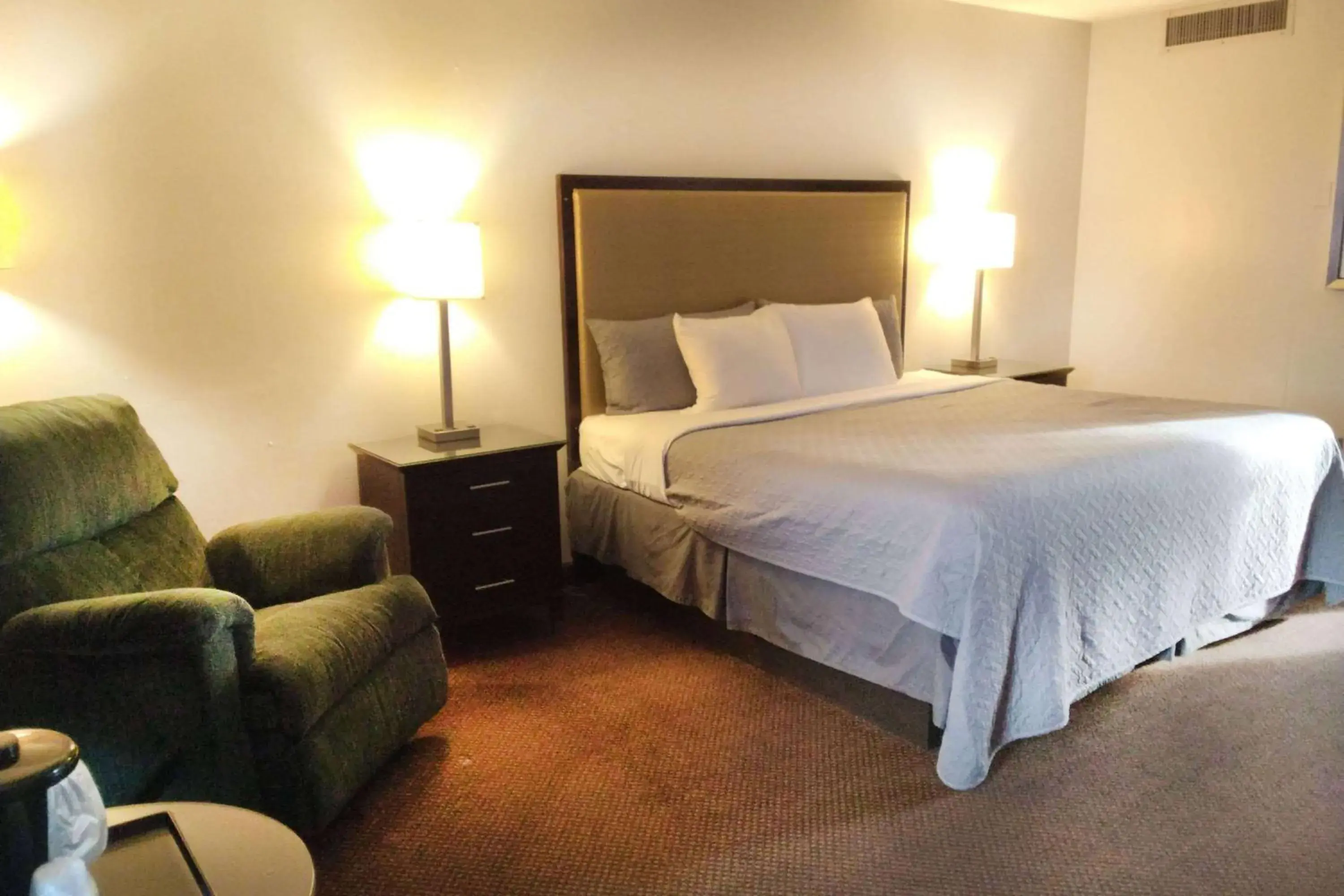 Photo of the whole room, Bed in Travelodge by Wyndham Oakley Photo of the whole room, Bed in Travelodge by Wyndham Oakley