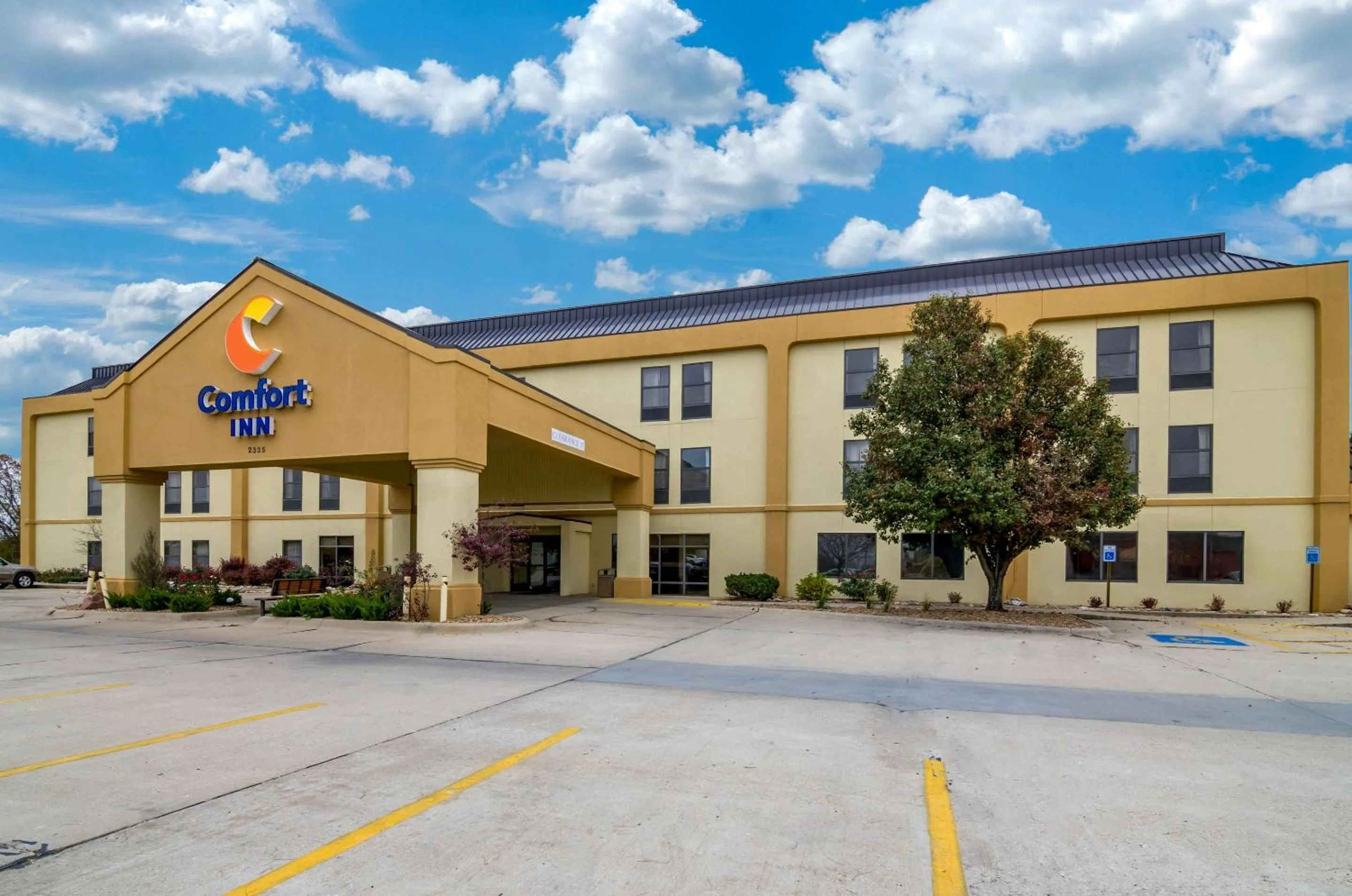 Property building in Comfort Inn Ottawa