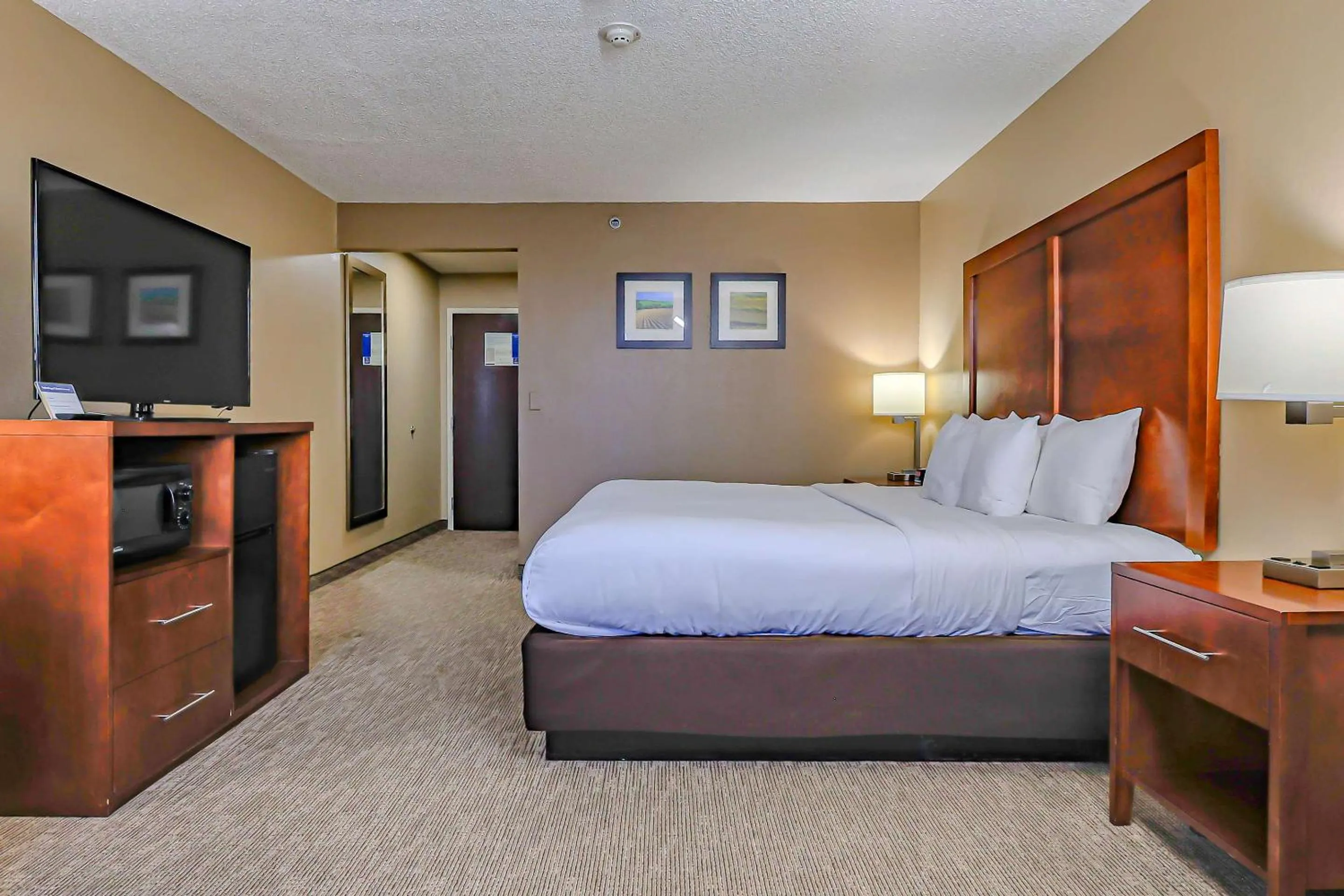 Bedroom, Bed in Comfort Inn Ottawa