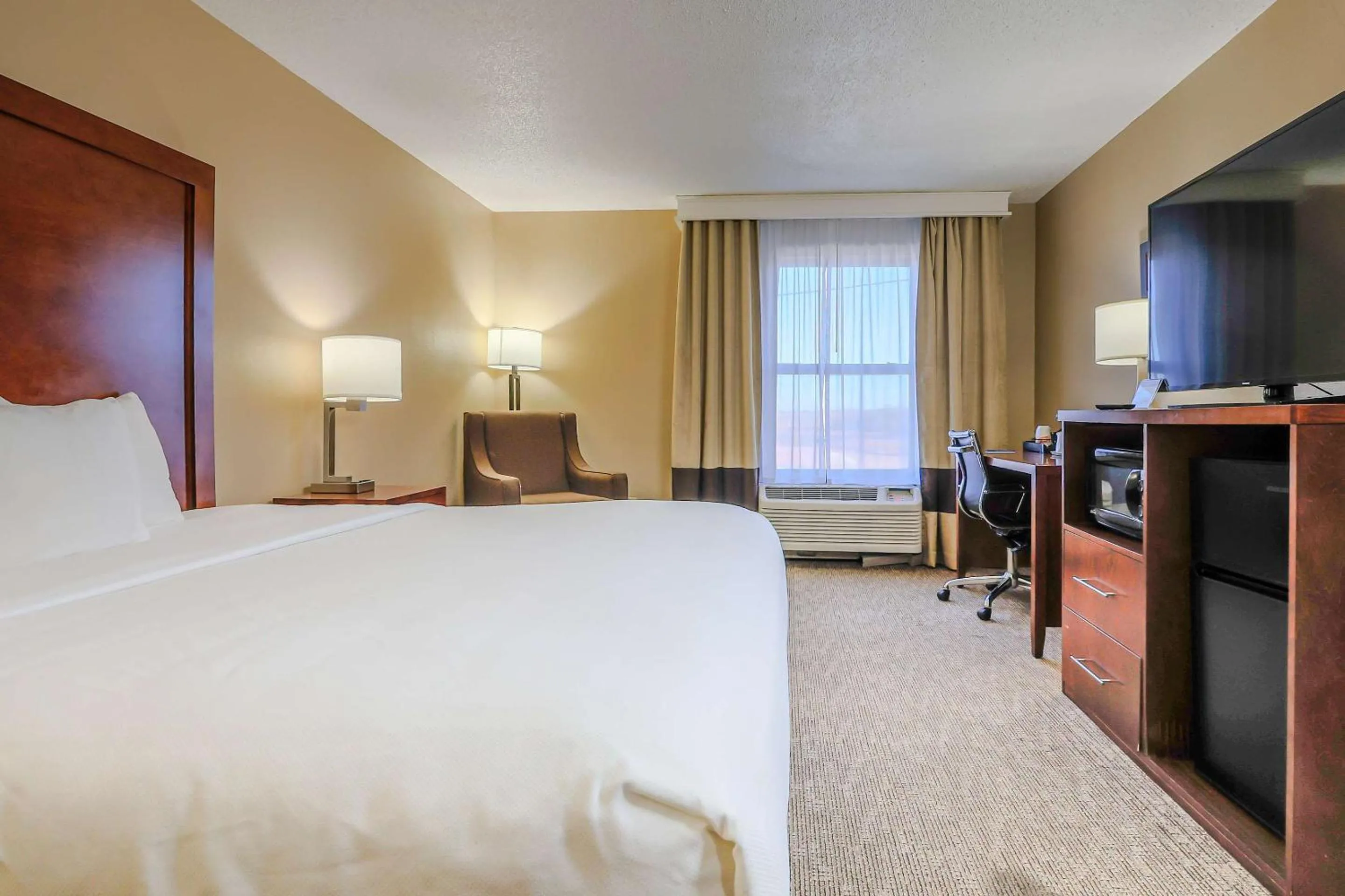 Bedroom, Bed in Comfort Inn Ottawa