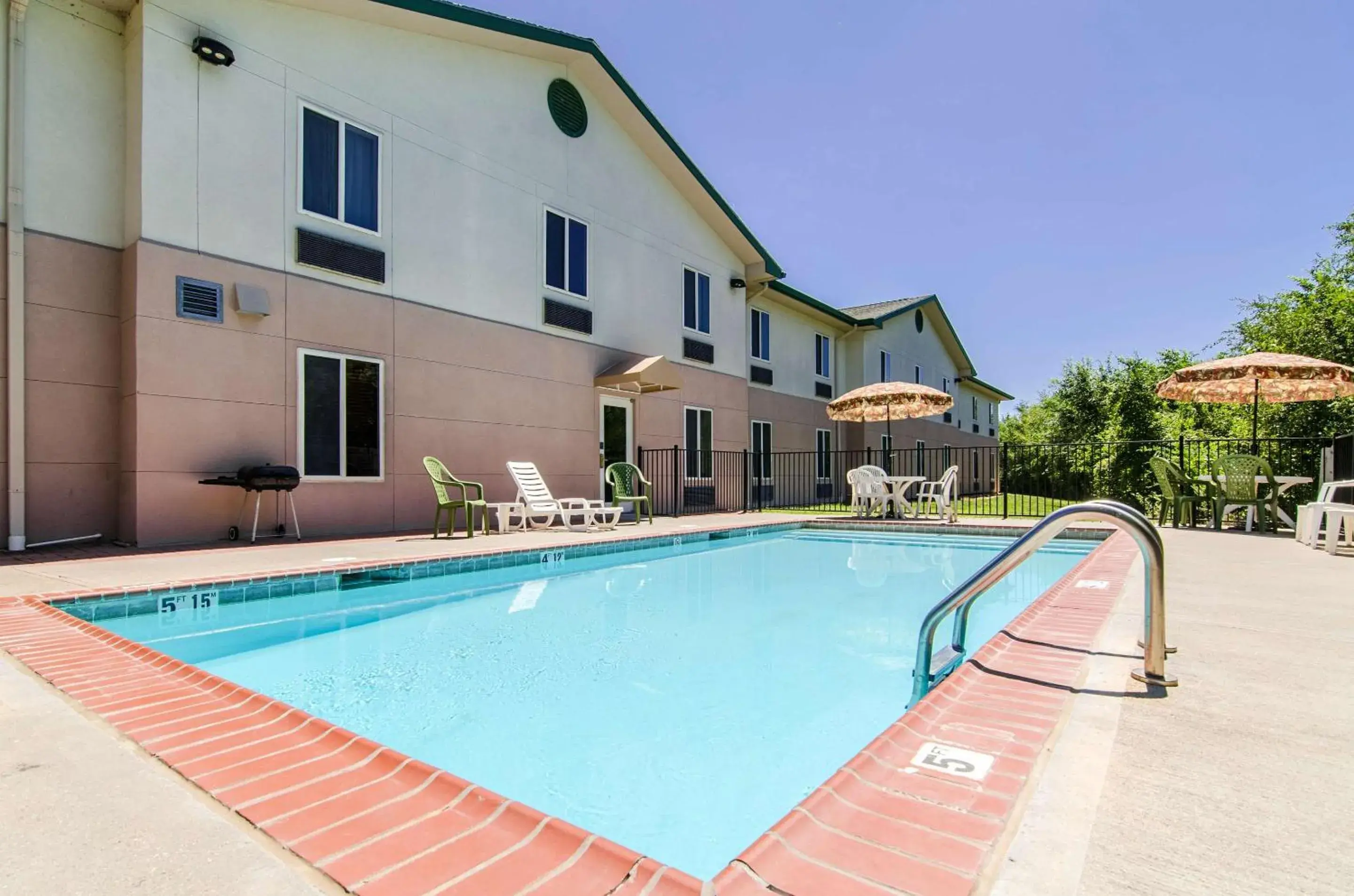 Swimming pool in Quality Inn Junction City near Fort Riley Swimming pool in Quality Inn Junction City near Fort Riley