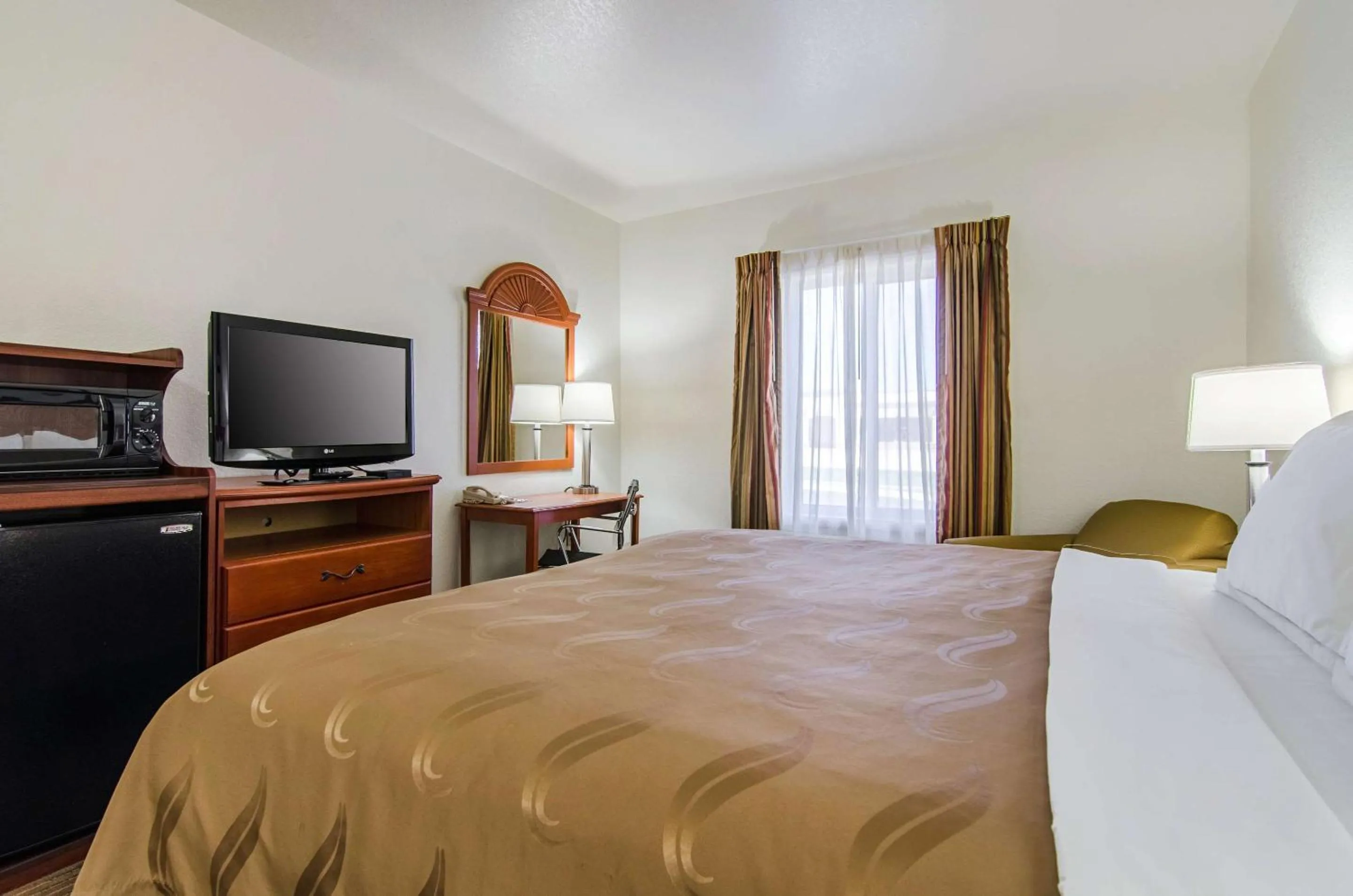 Bedroom, Bed in Quality Inn Junction City near Fort Riley