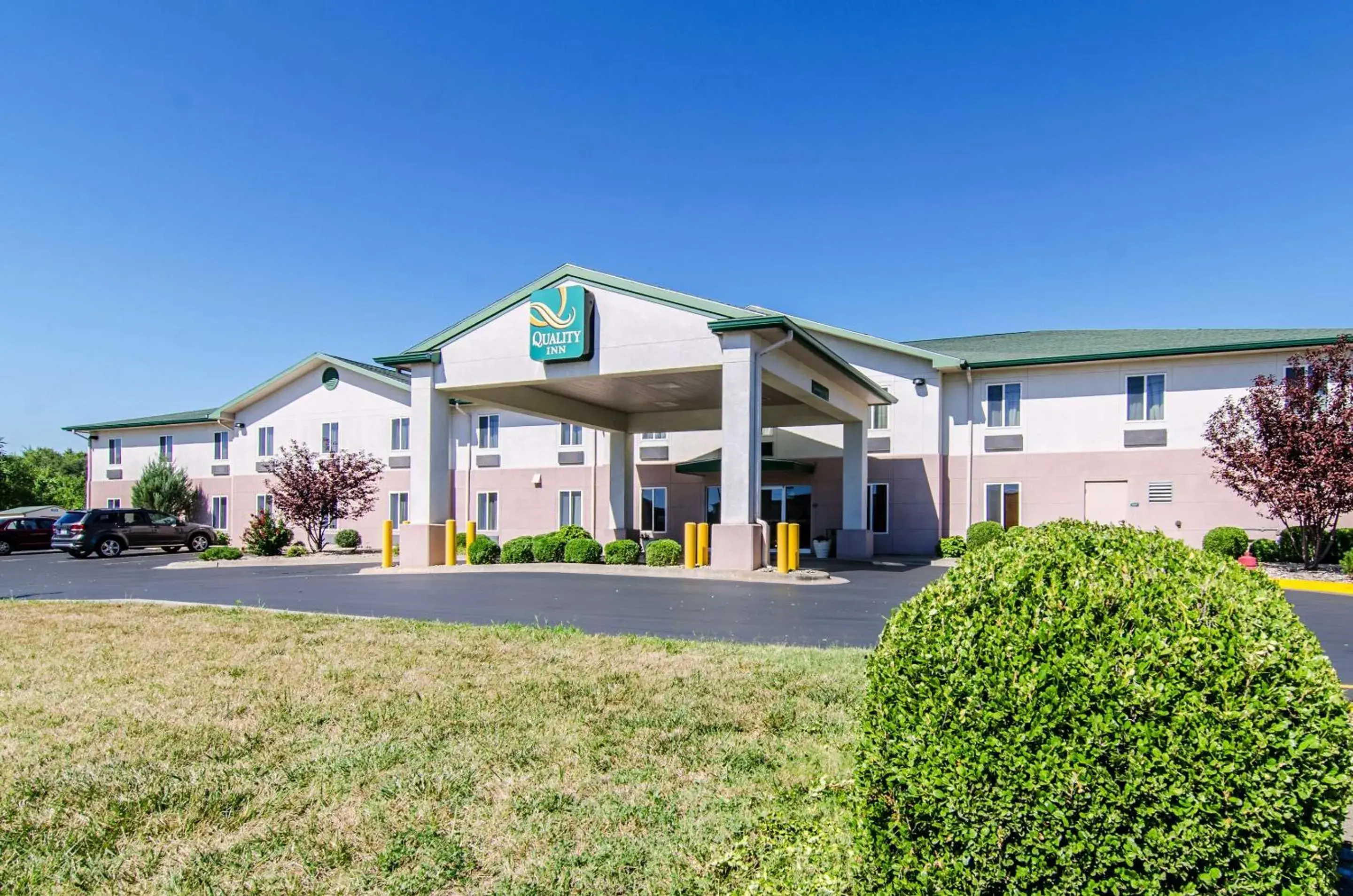 Property building in Quality Inn Junction City near Fort Riley Property building in Quality Inn Junction City near Fort Riley