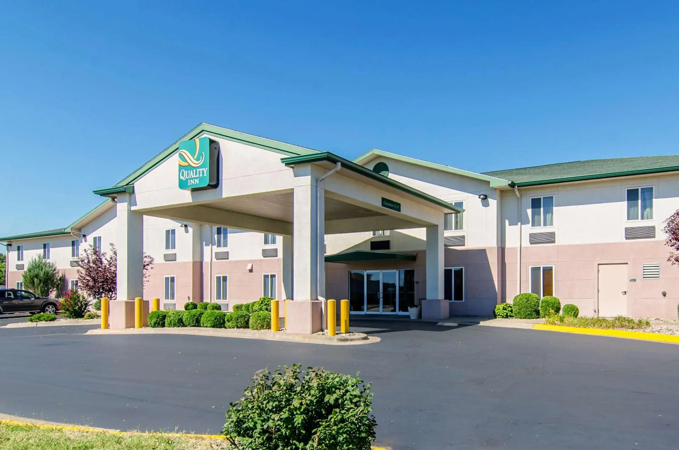 Property building in Quality Inn Junction City near Fort Riley Property building in Quality Inn Junction City near Fort Riley