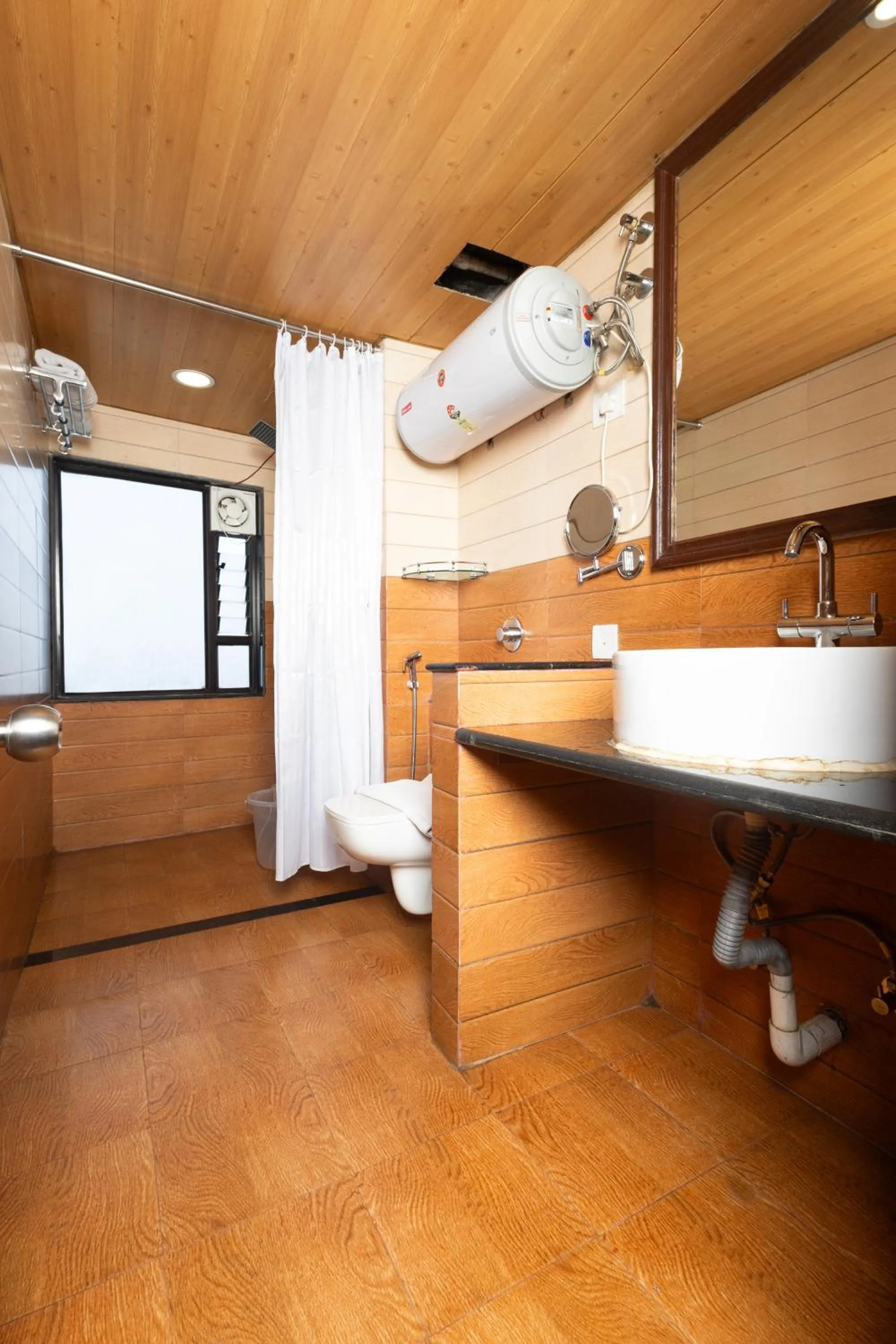 Bathroom in Sumitel Hotel 500 meters from Mall Road