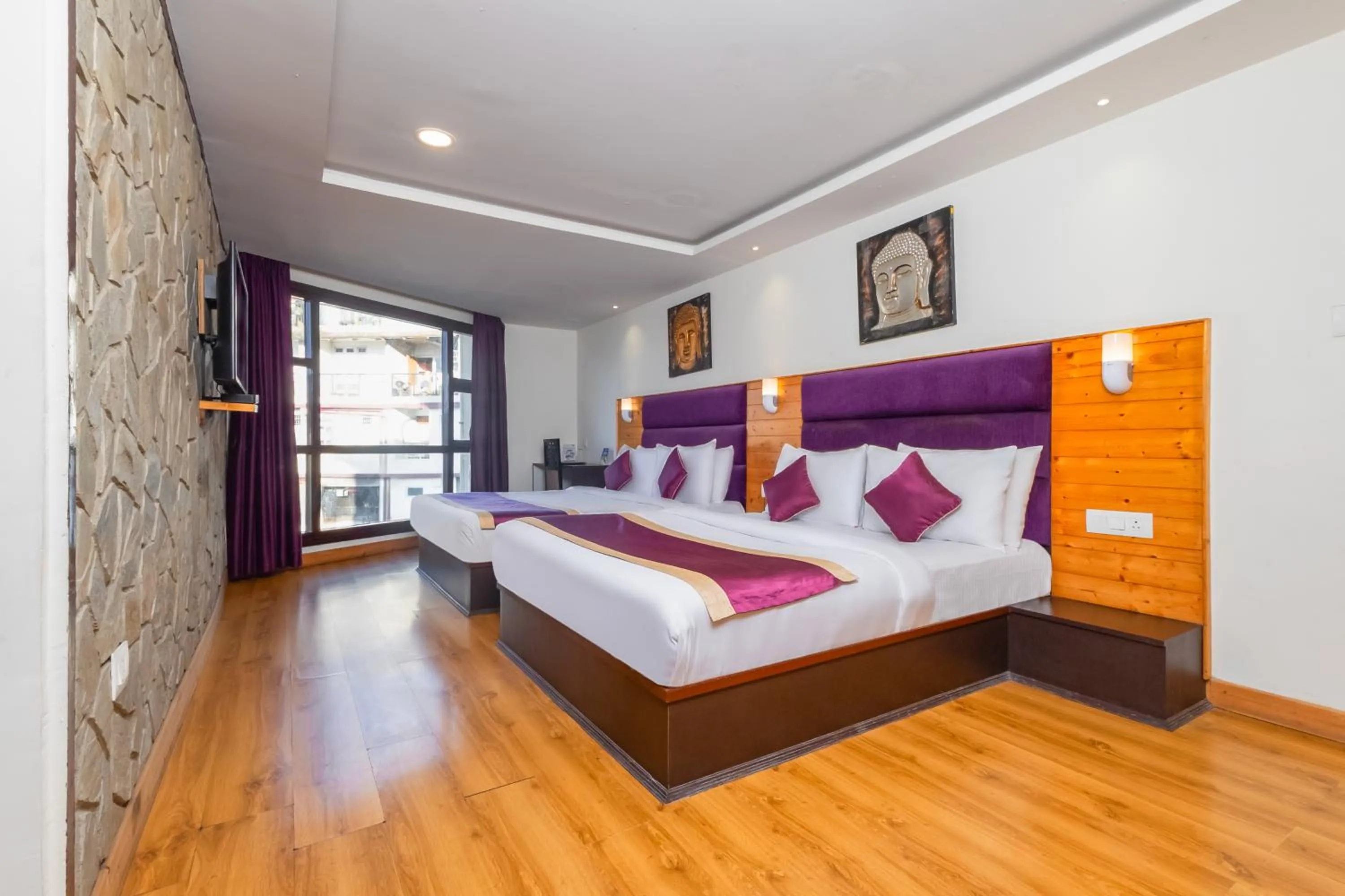 Bedroom, Bed in Sumitel Hotel 500 meters from Mall Road