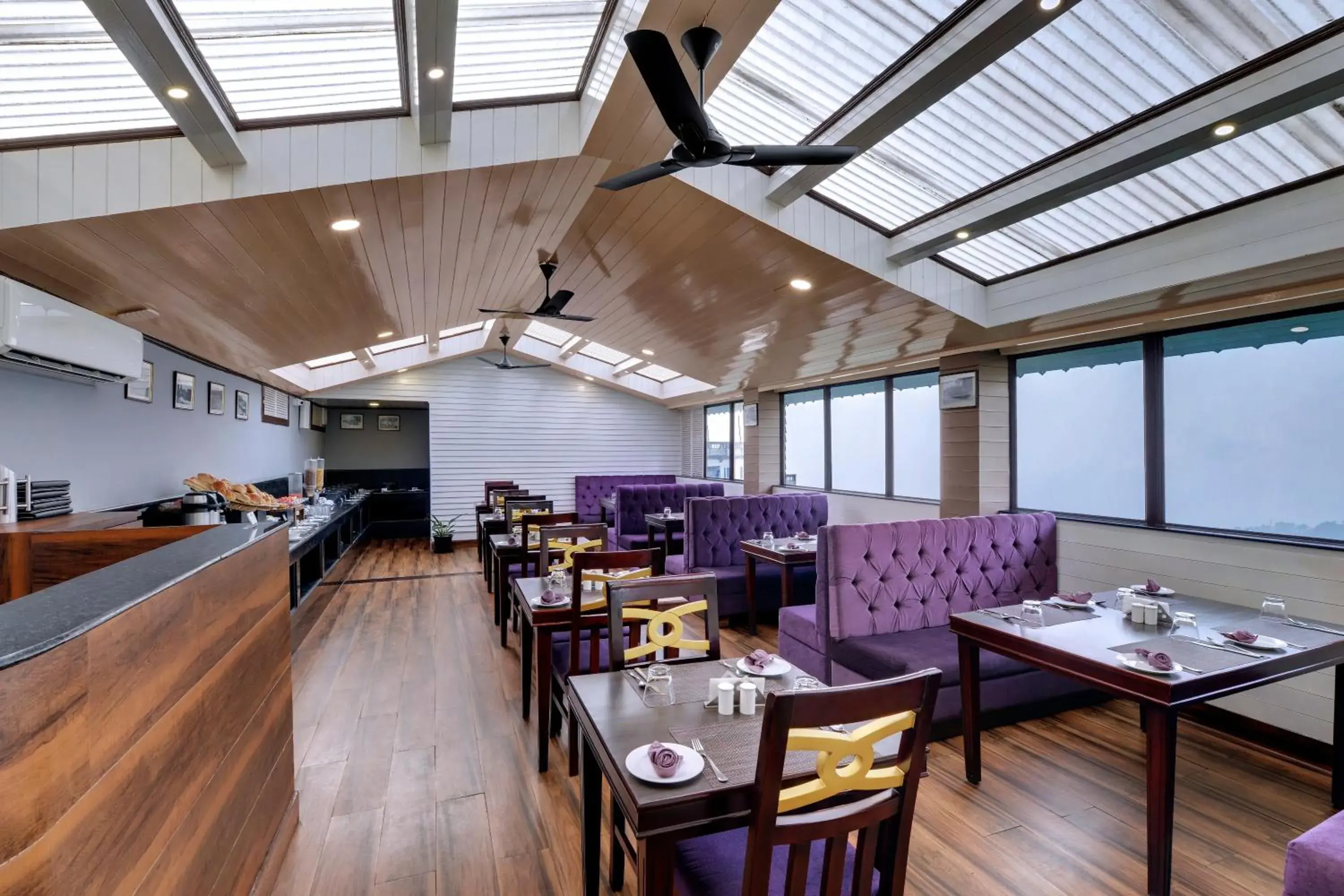 Restaurant/places to eat in Sumitel Hotel 500 meters from Mall Road Restaurant/places to eat in Sumitel Hotel 500 meters from Mall Road