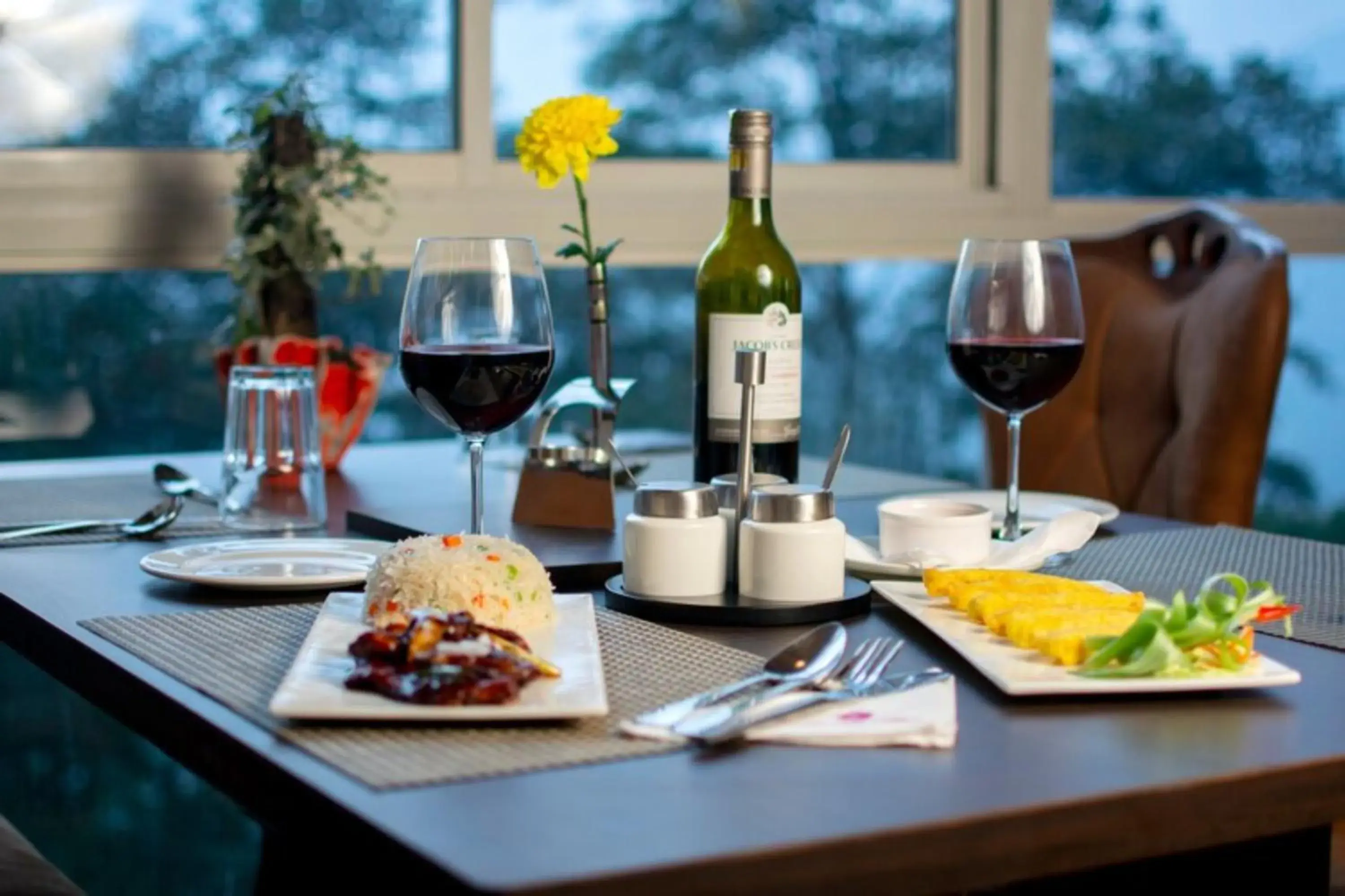 Restaurant/places to eat in Sumitel Hotel 500 meters from Mall Road Restaurant/places to eat in Sumitel Hotel 500 meters from Mall Road