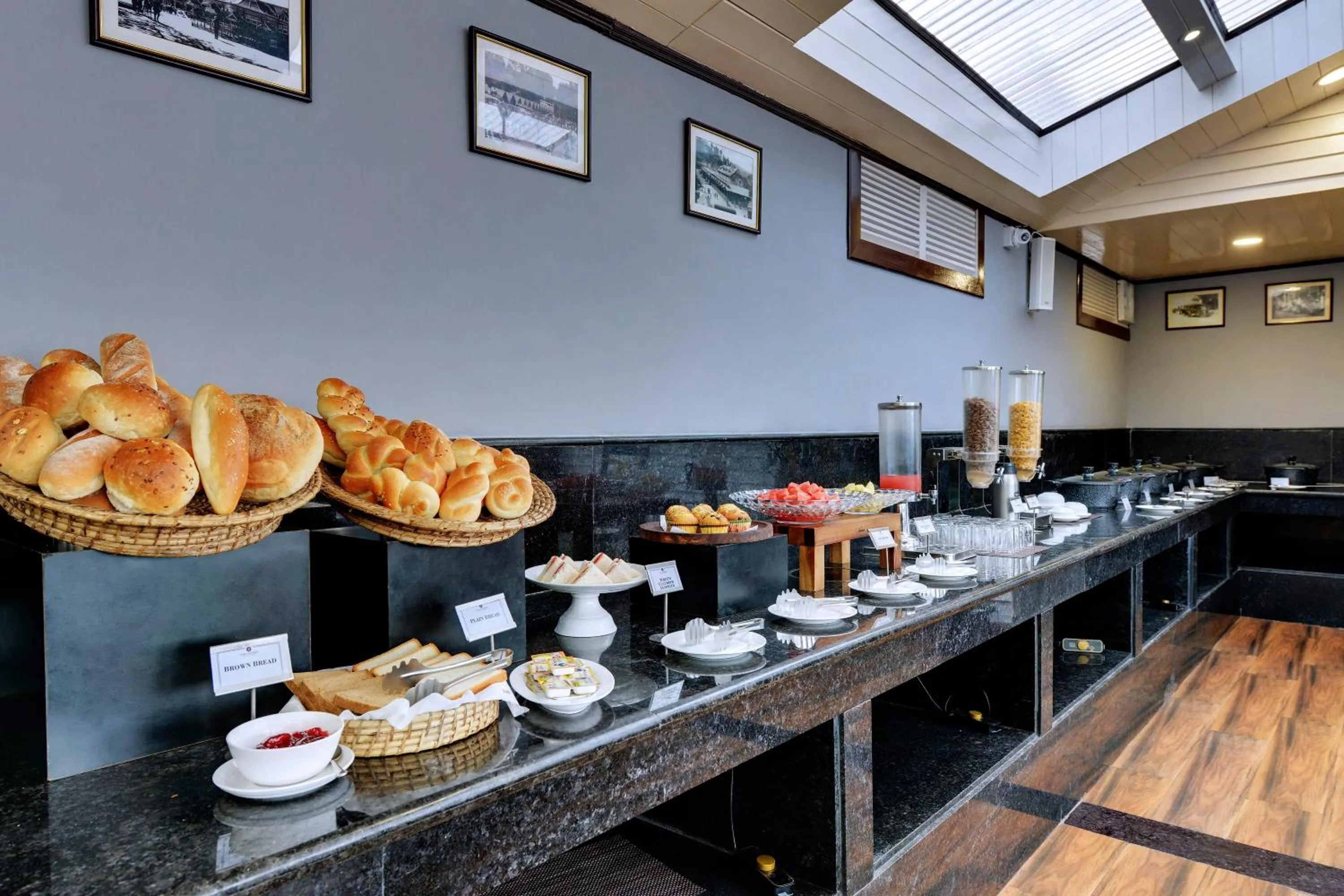 Restaurant/places to eat in Sumitel Hotel 500 meters from Mall Road