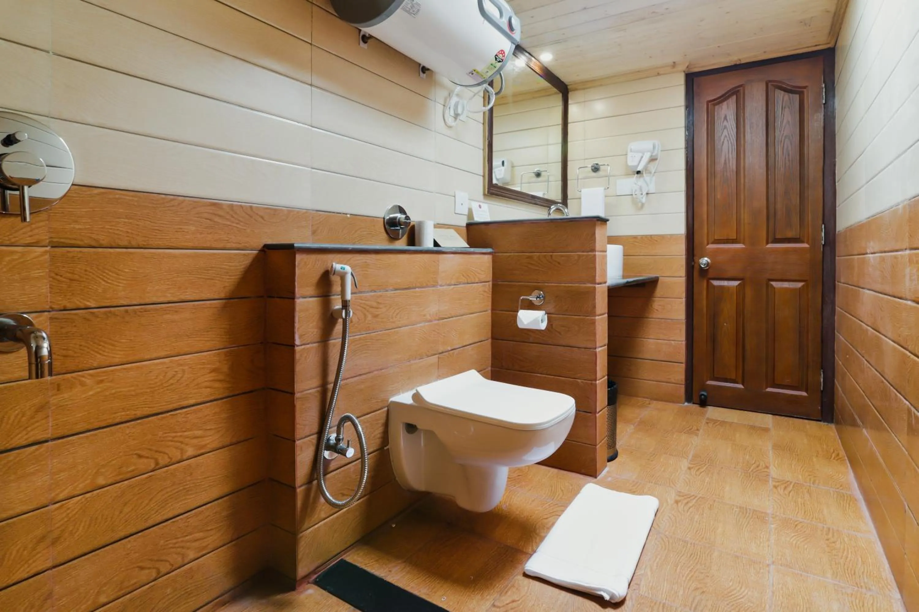 Toilet in Sumitel Hotel 500 meters from Mall Road