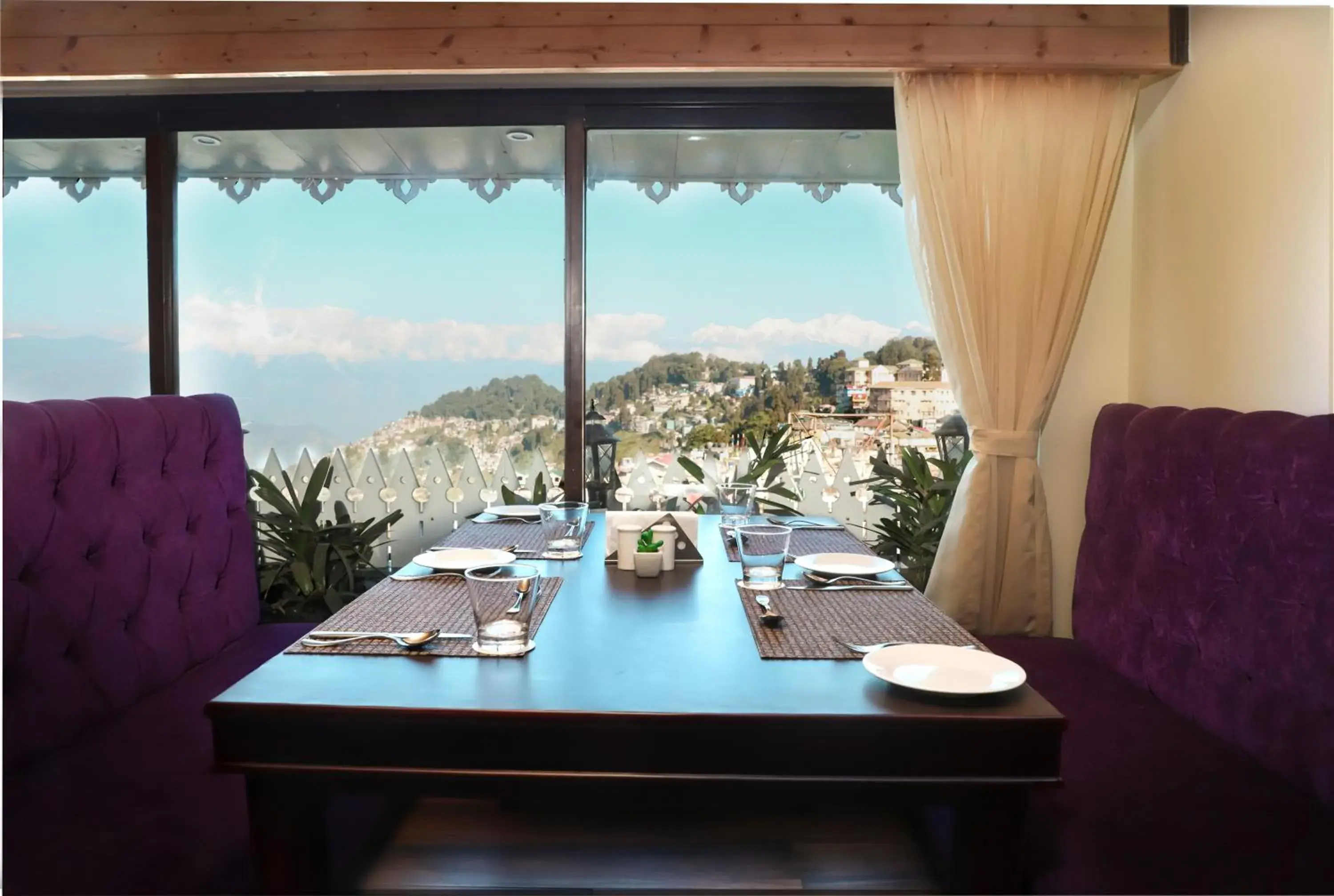 Restaurant/places to eat in Sumitel Hotel 500 meters from Mall Road Restaurant/places to eat in Sumitel Hotel 500 meters from Mall Road