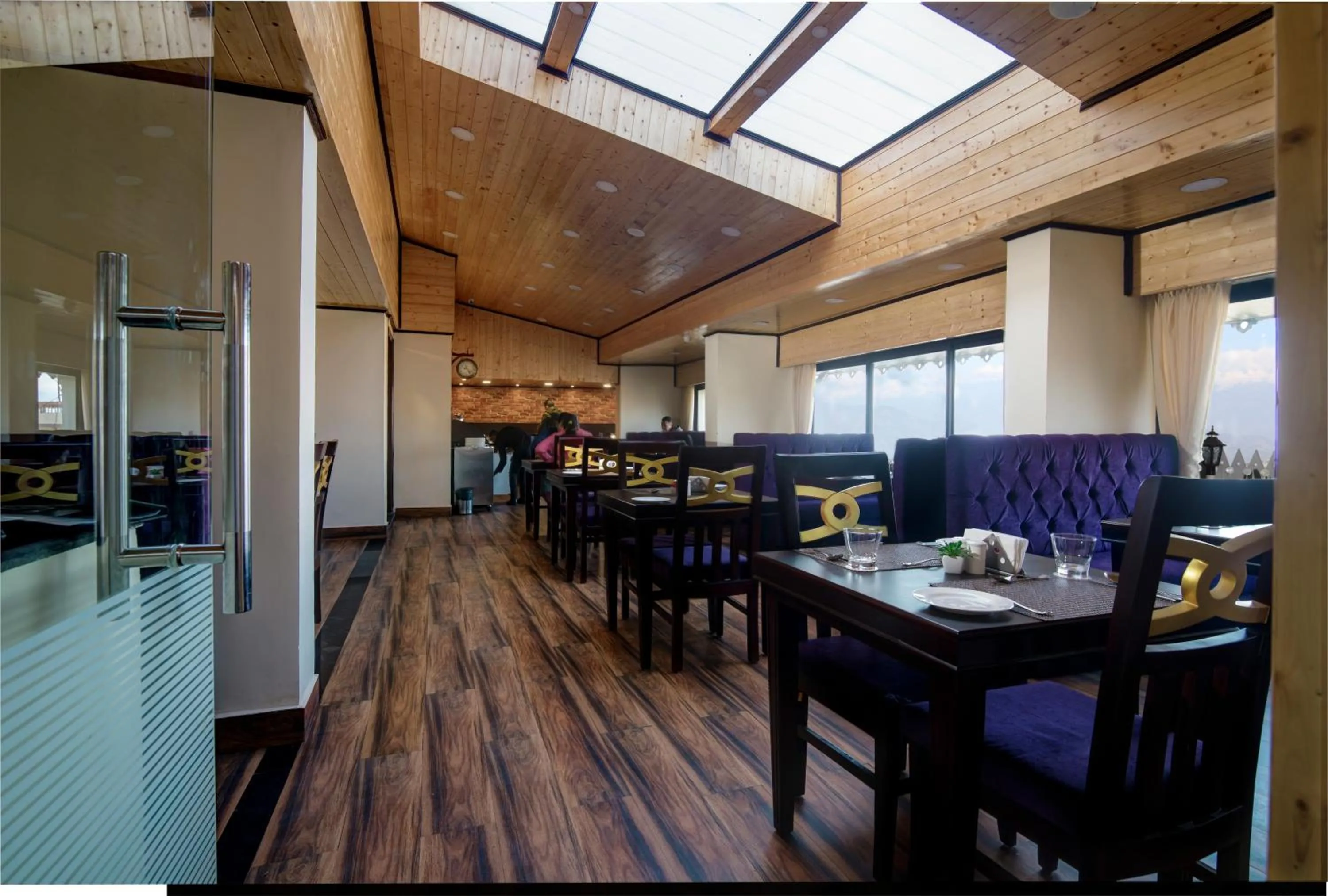 Restaurant/places to eat in Sumitel Hotel 500 meters from Mall Road