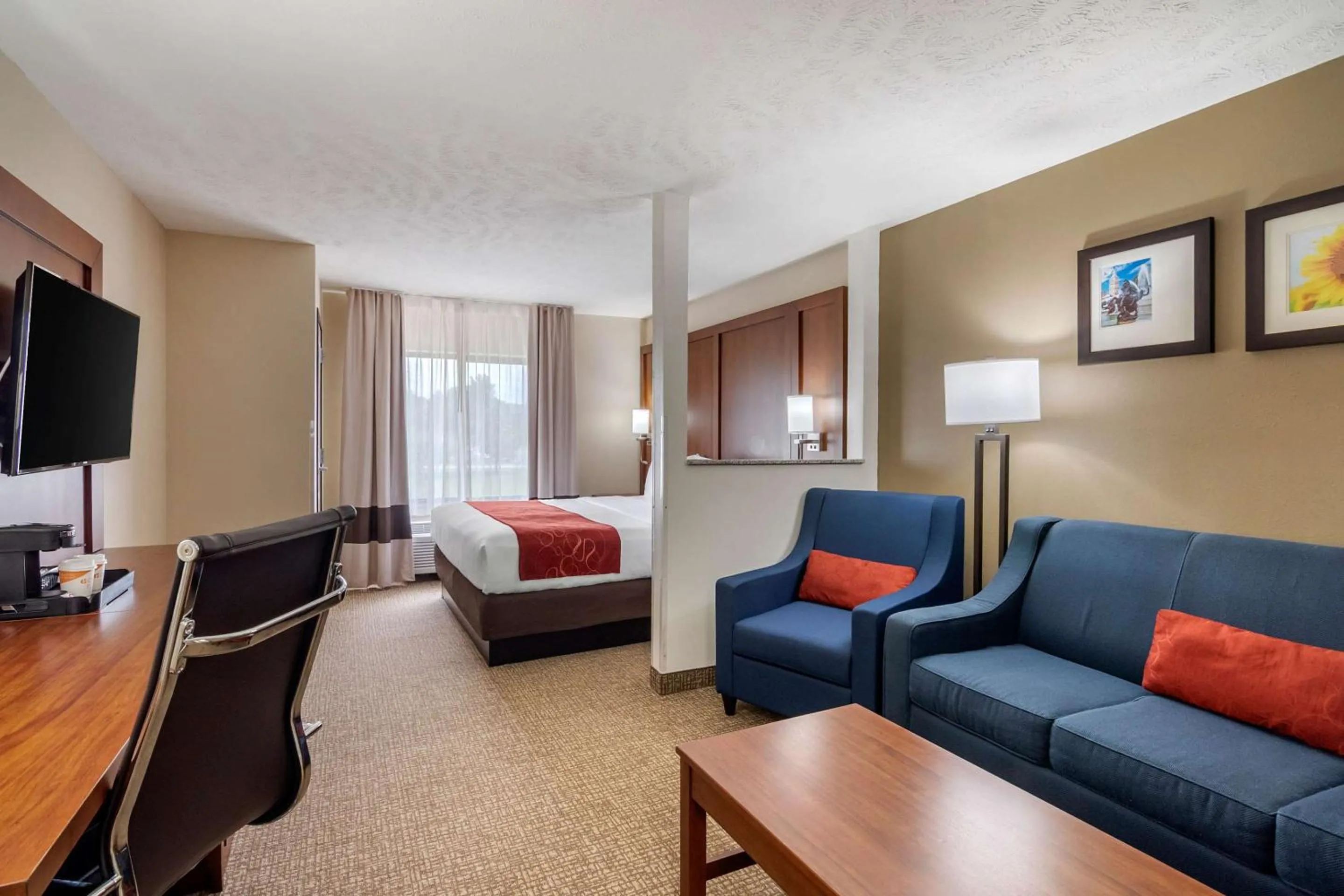 Bedroom, Bed in Comfort Suites Speedway - Kansas City