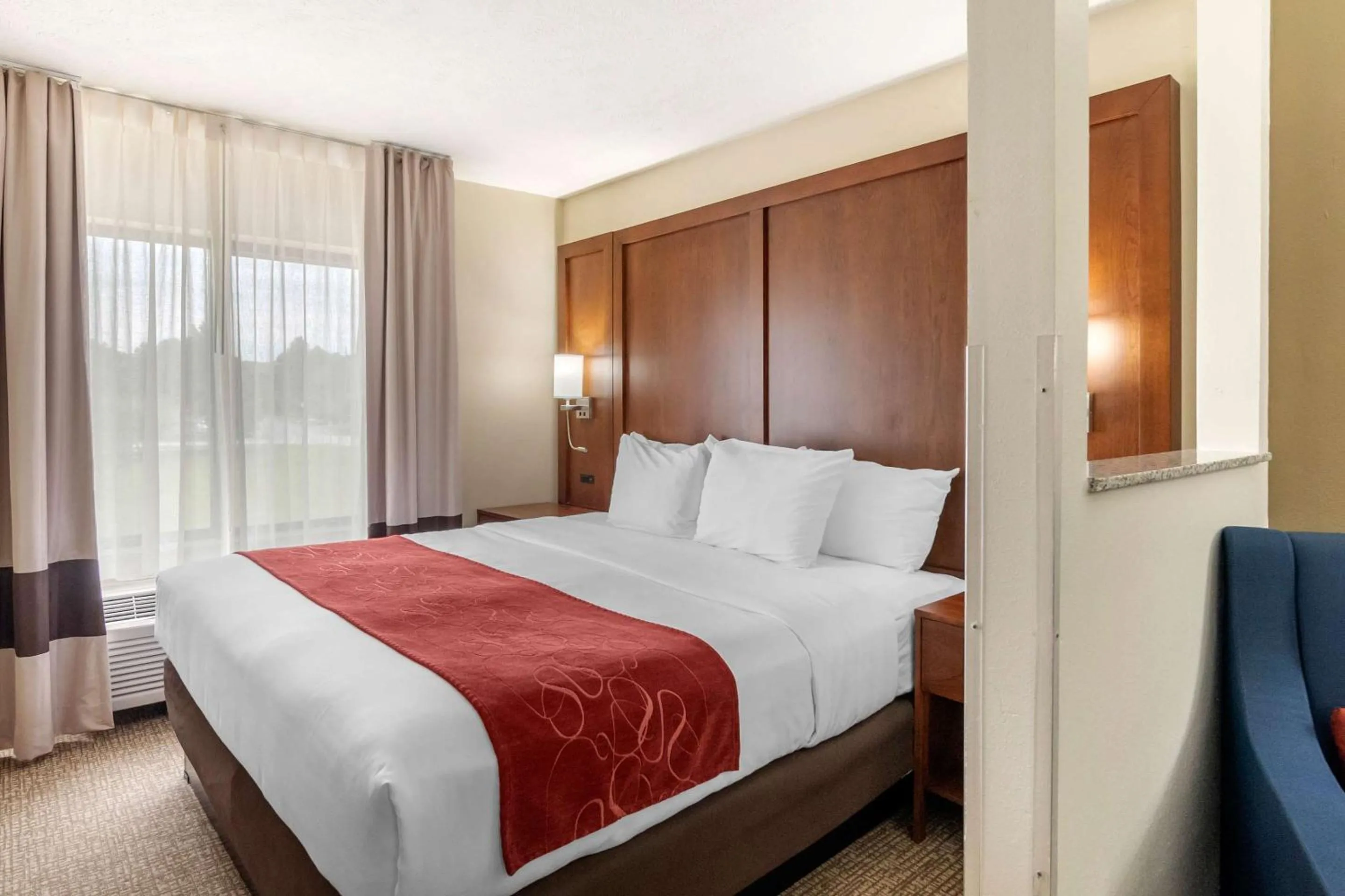 Bedroom, Bed in Comfort Suites Speedway - Kansas City