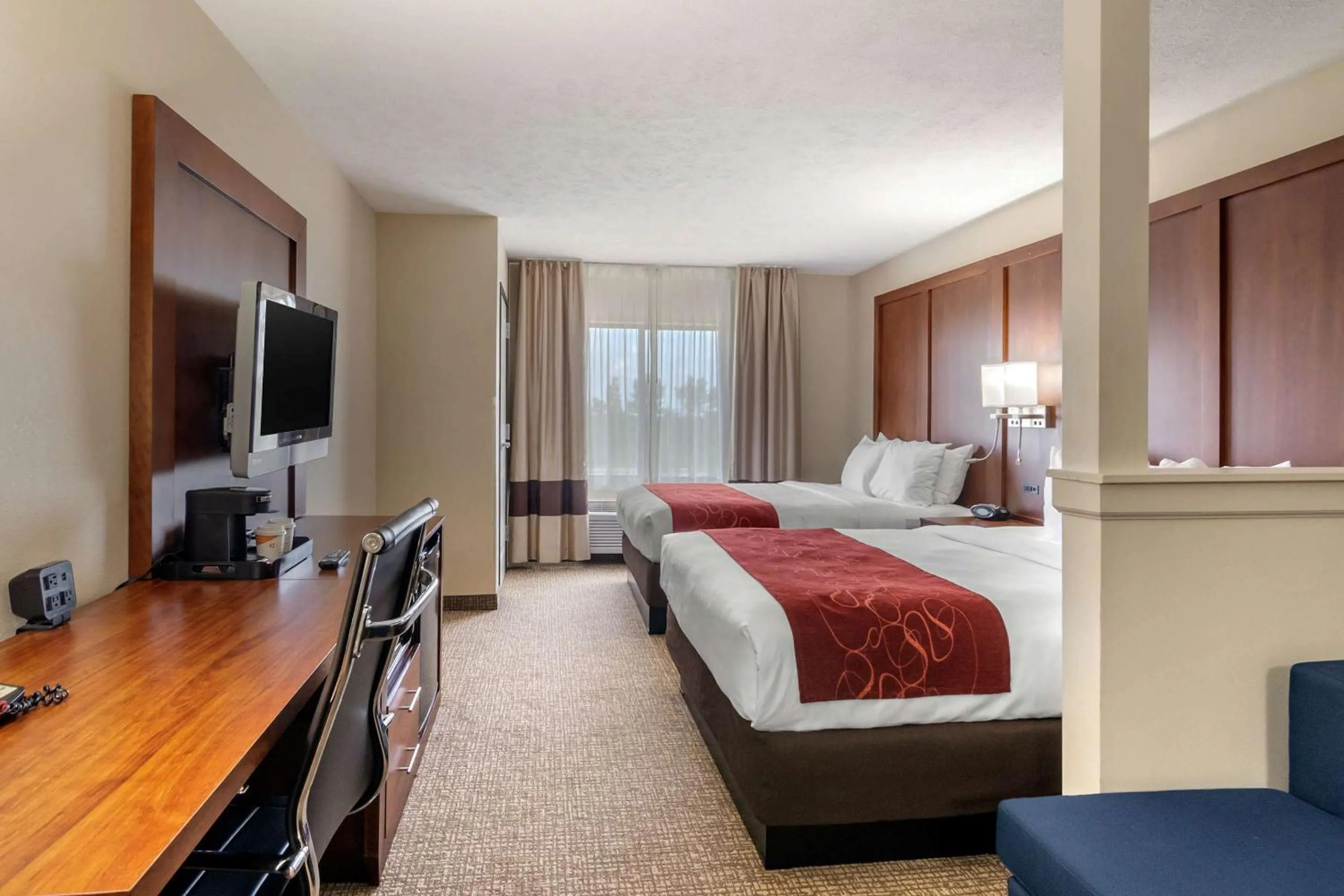 Bedroom, Bed in Comfort Suites Speedway - Kansas City