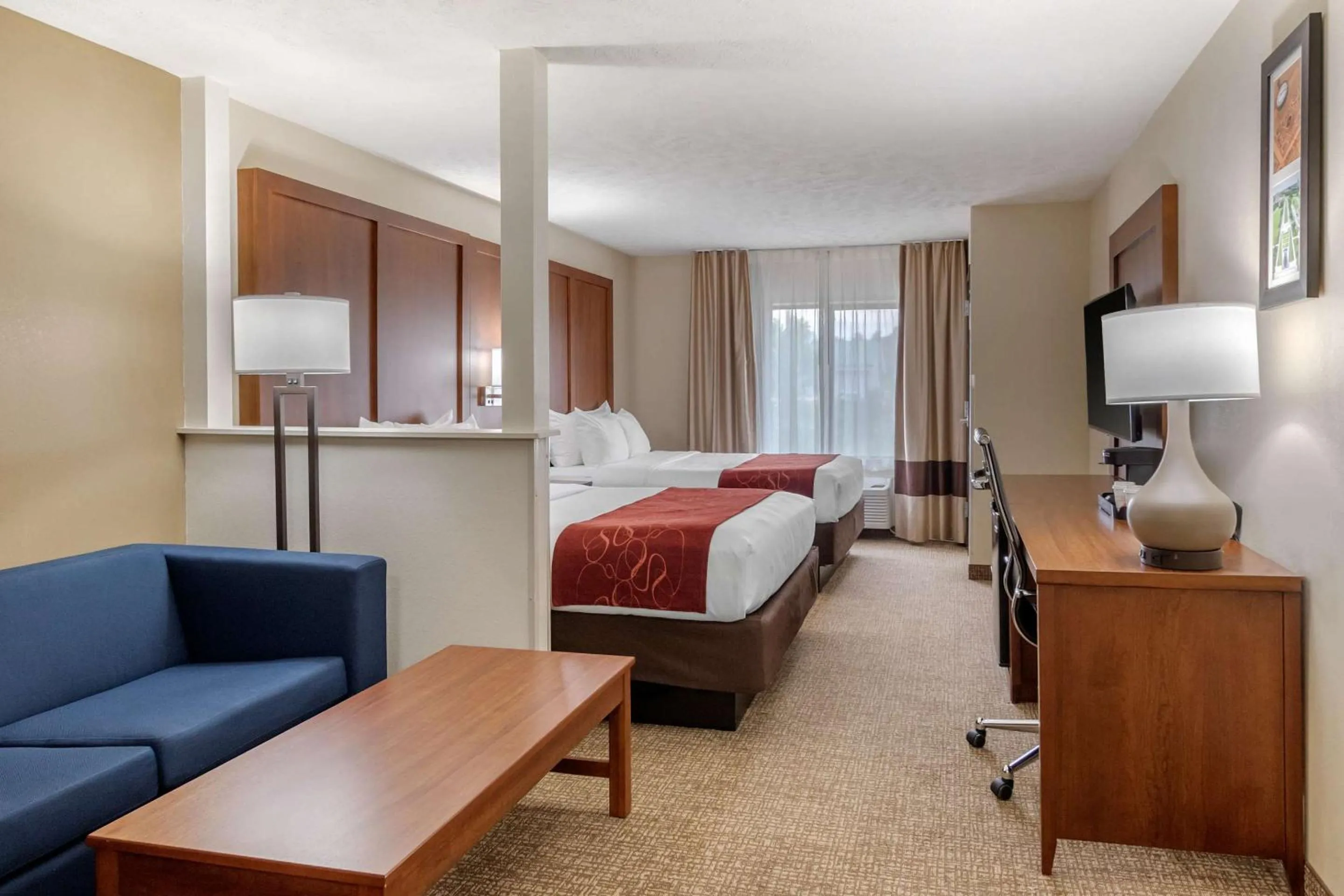 Bedroom, Bed in Comfort Suites Speedway - Kansas City