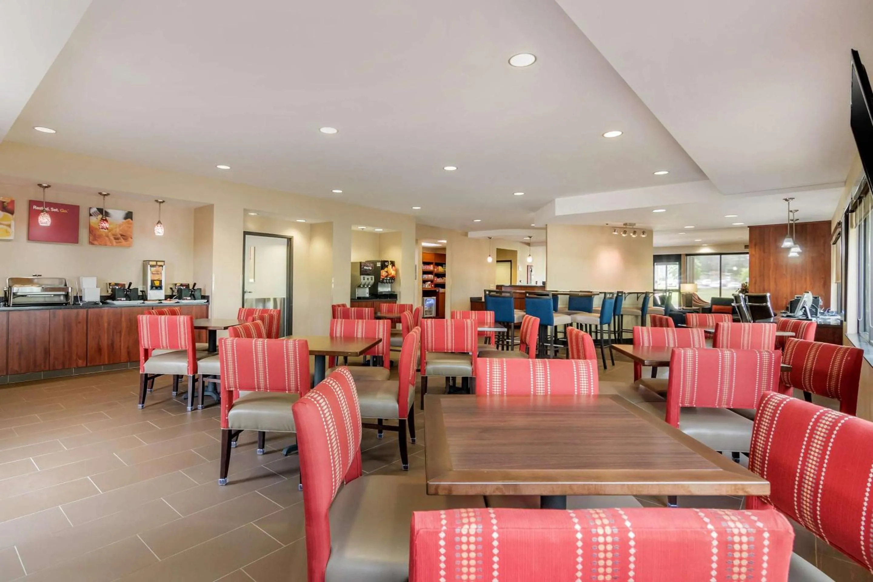 Breakfast in Comfort Suites Speedway - Kansas City