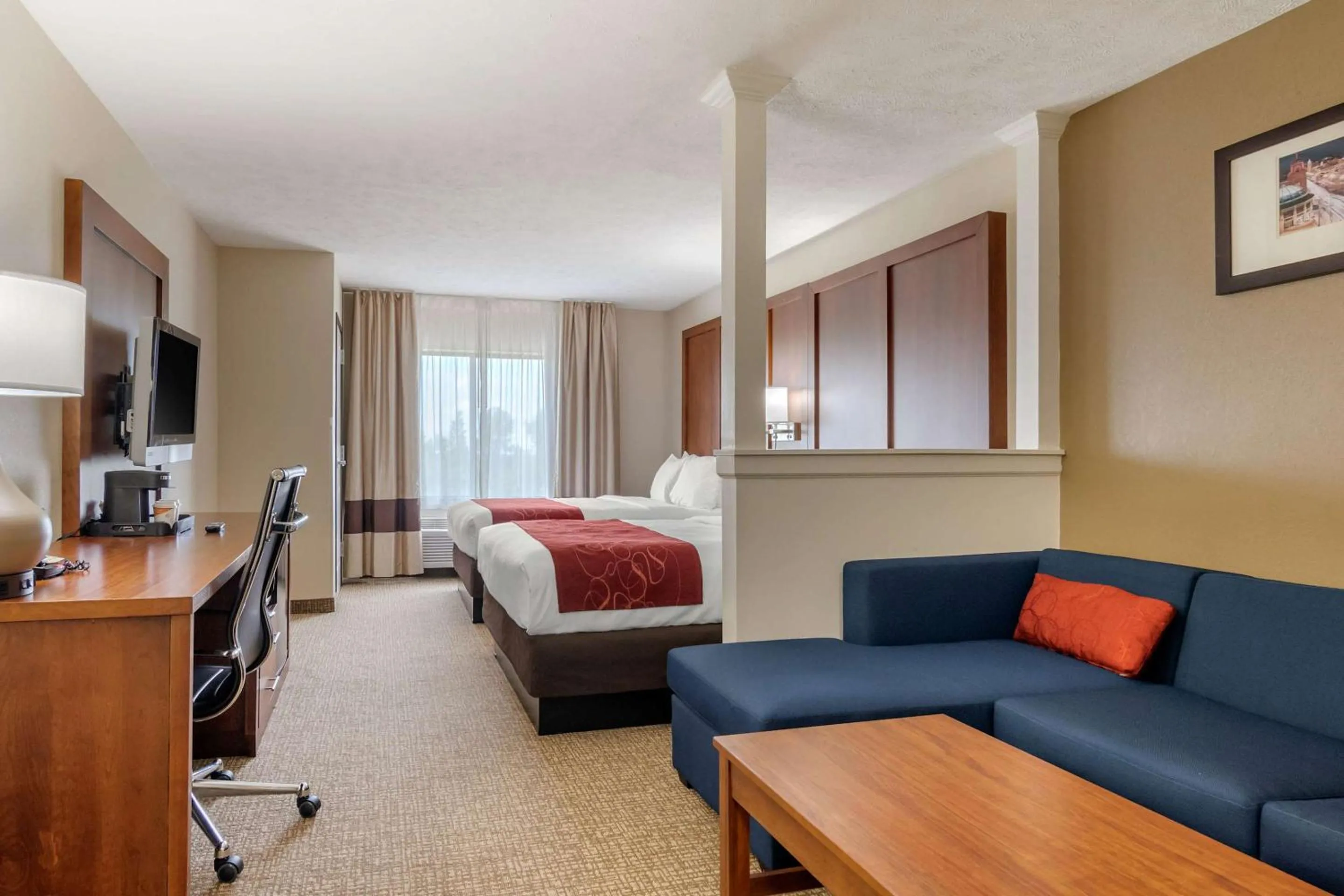 Bedroom, Bed in Comfort Suites Speedway - Kansas City