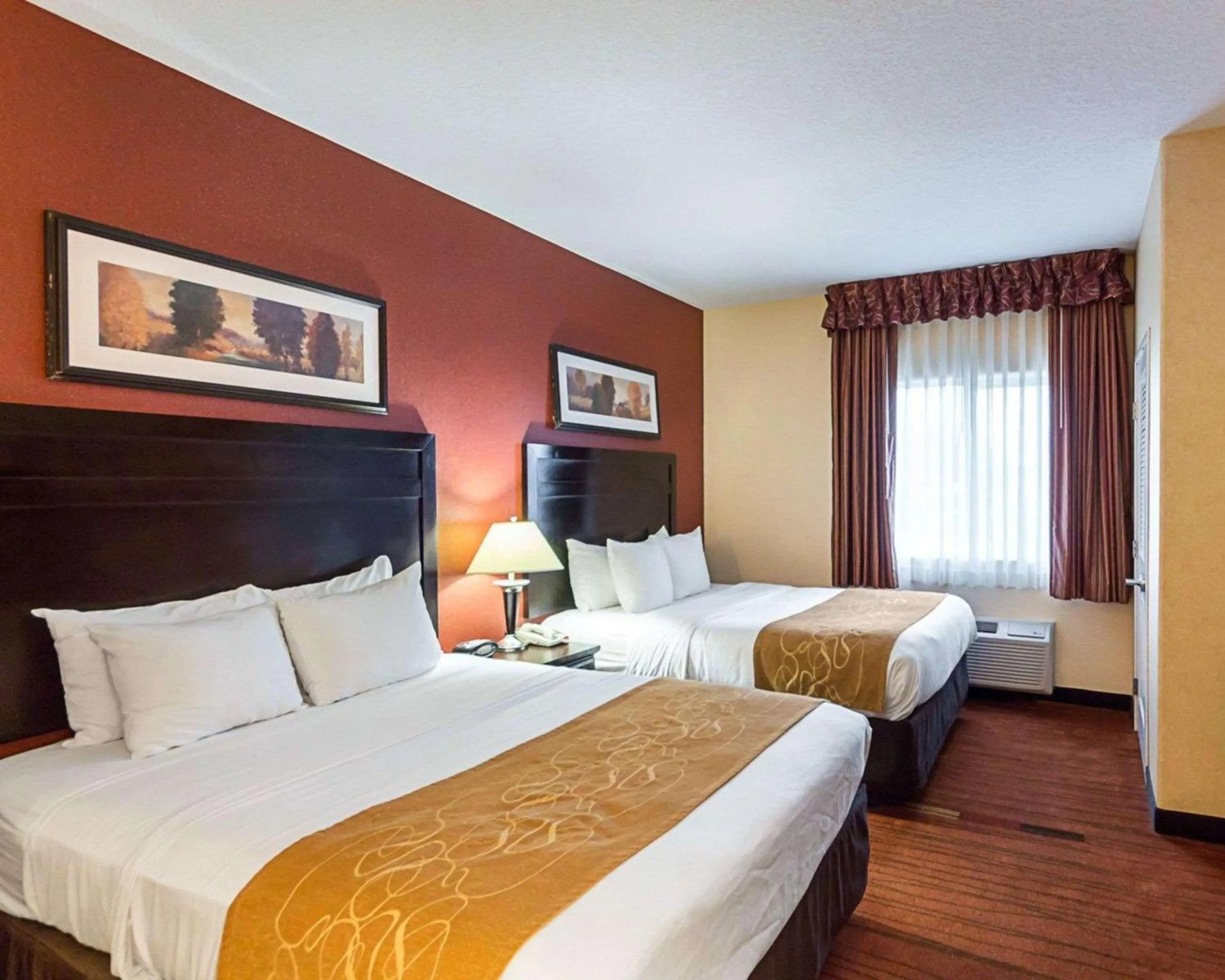 Bedroom, Bed in Comfort Suites Airport