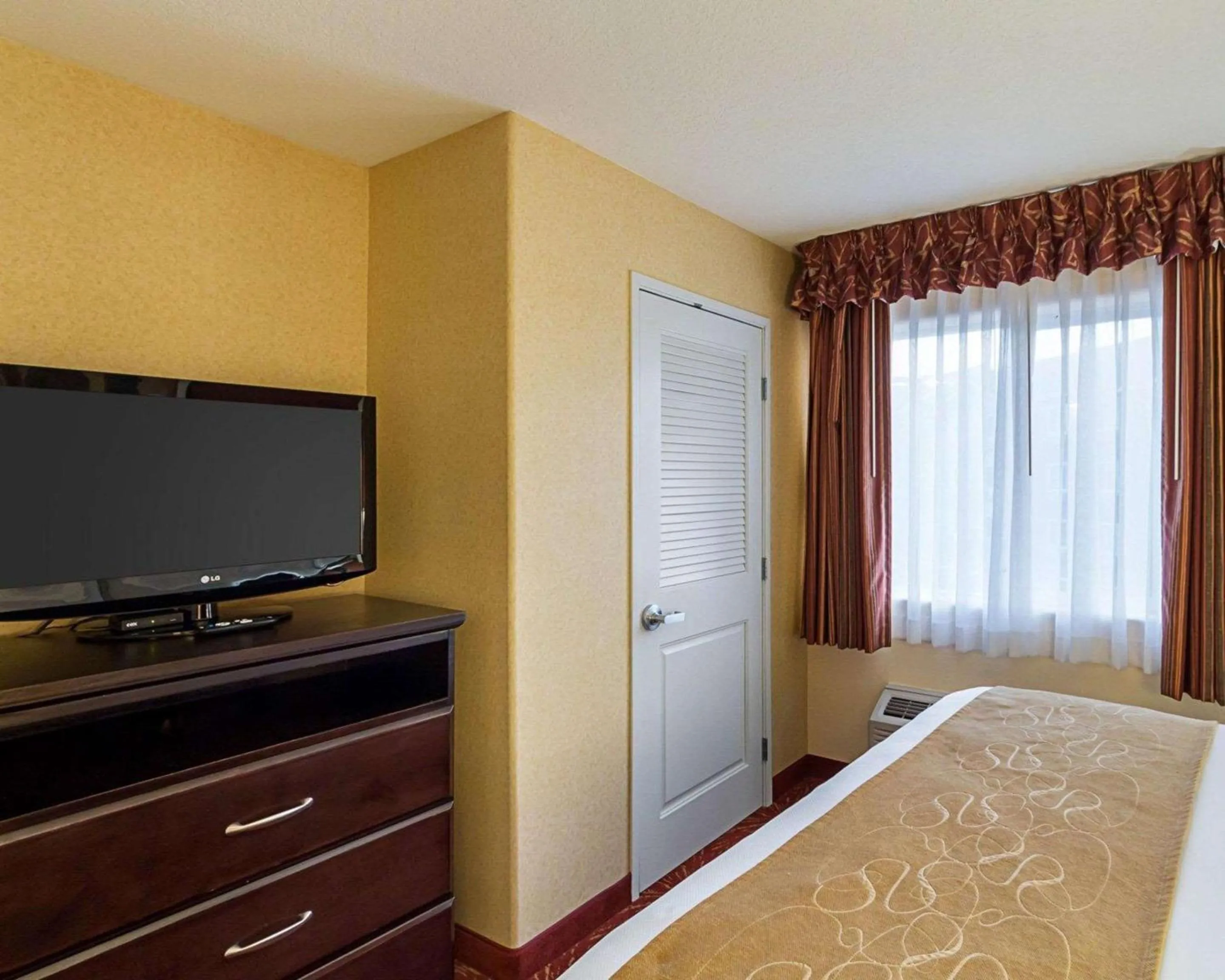 Bedroom, Bed in Comfort Suites Airport