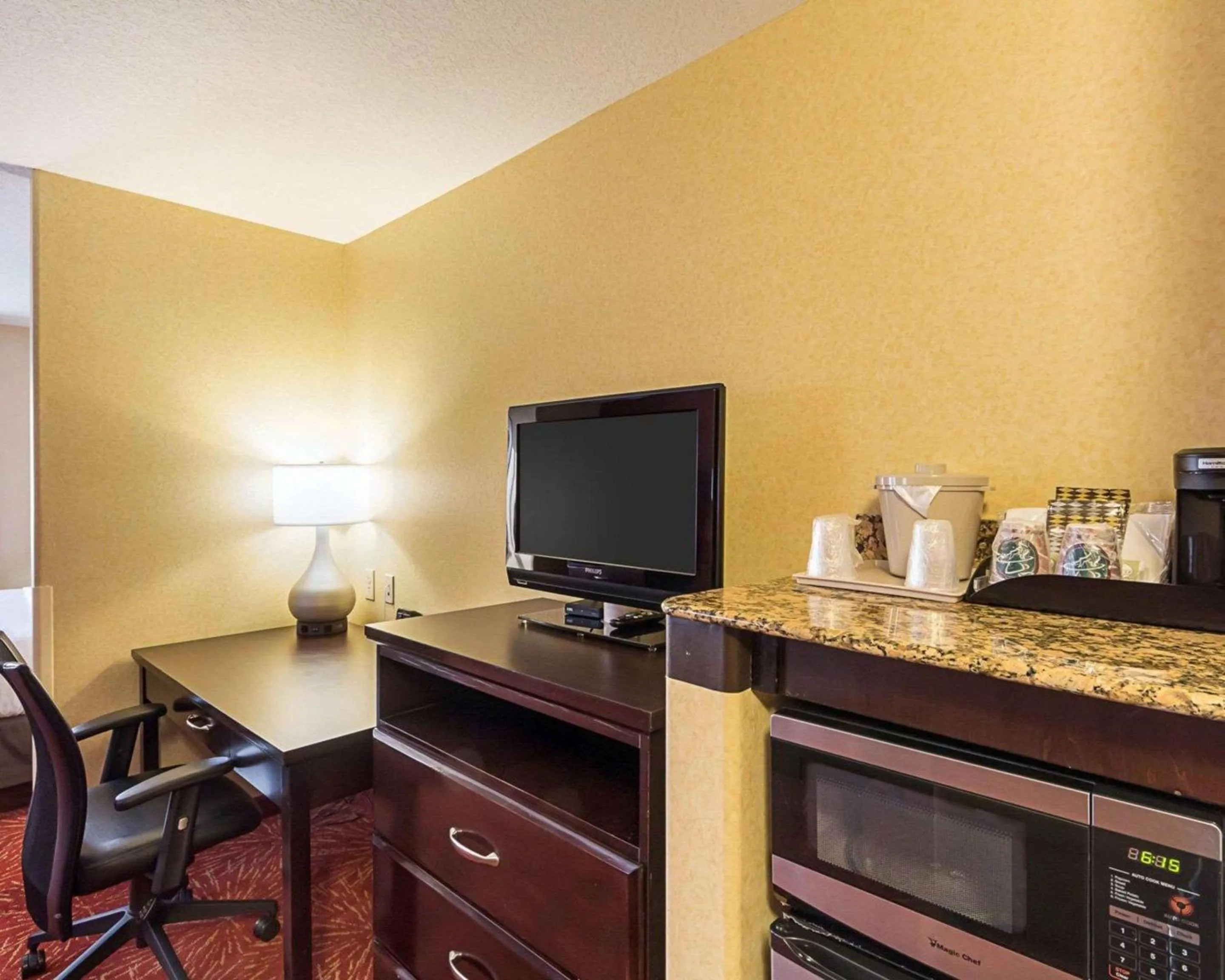 Bedroom in Comfort Suites Airport