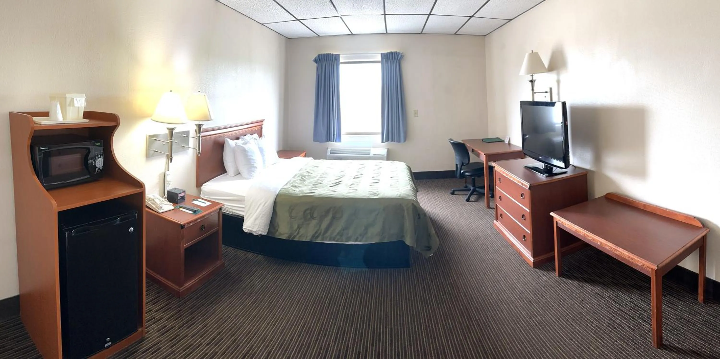 Bed in Quality Inn & Suites Salina West