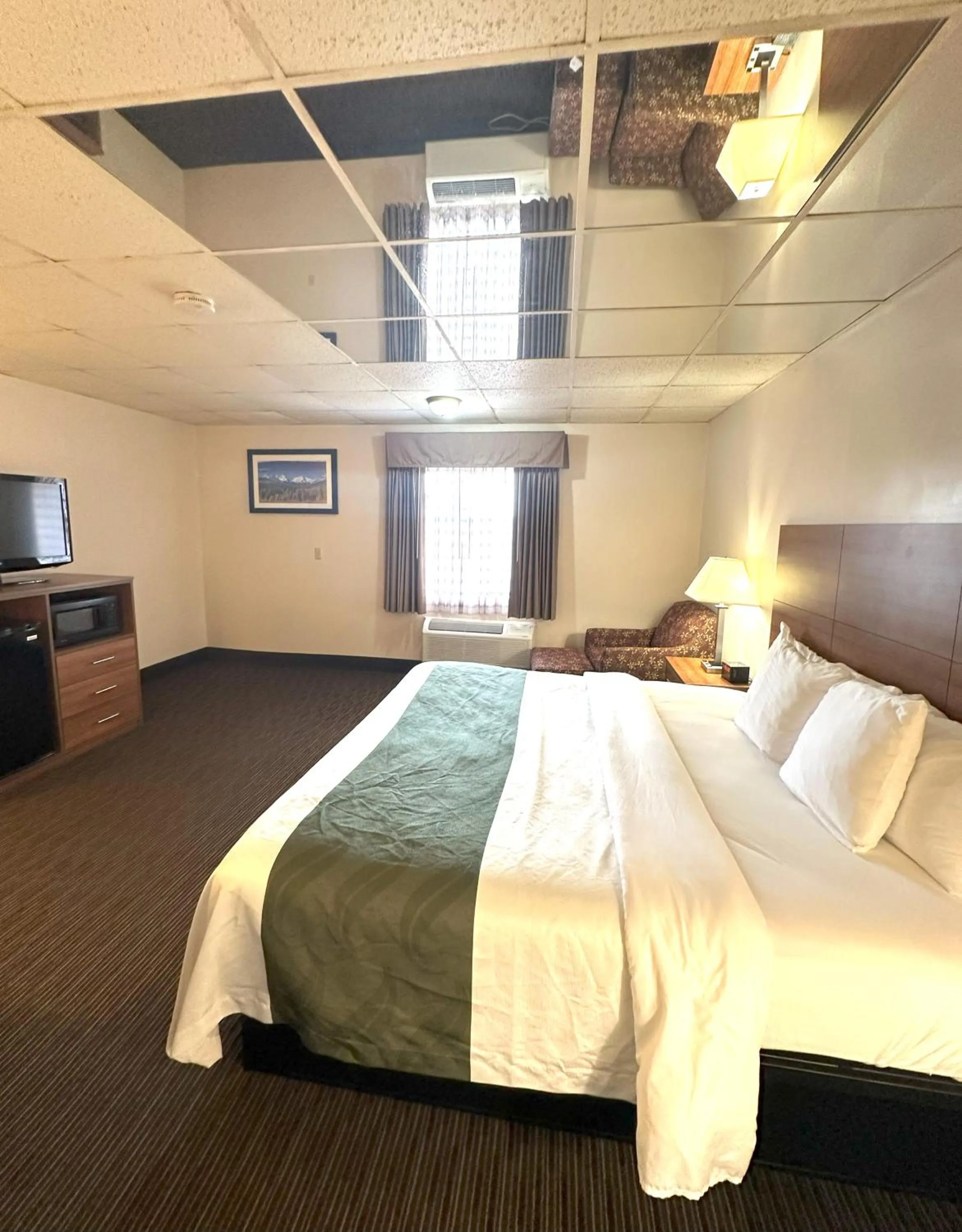 Bed in Quality Inn & Suites Salina West