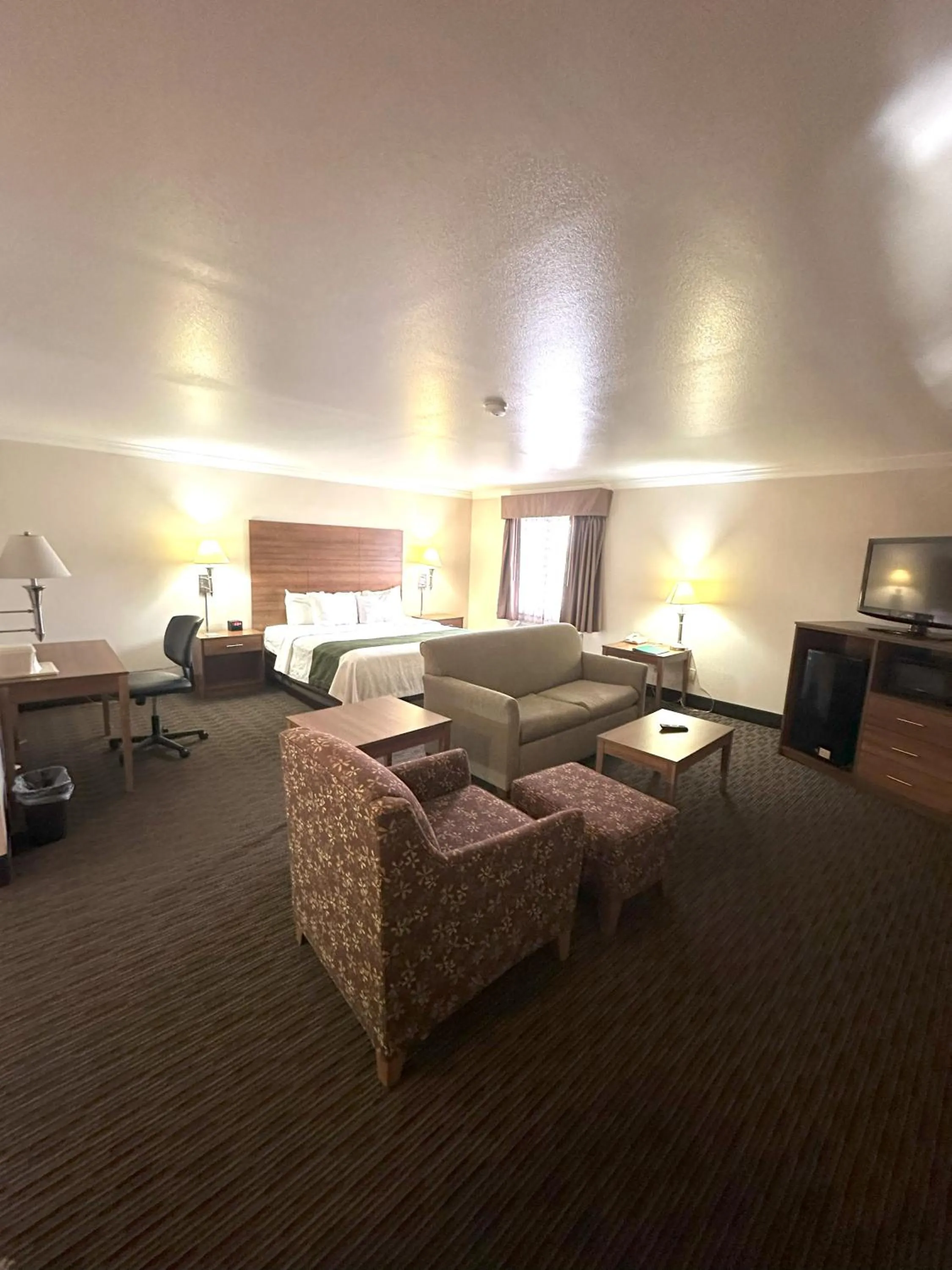 Bed in Quality Inn & Suites Salina West